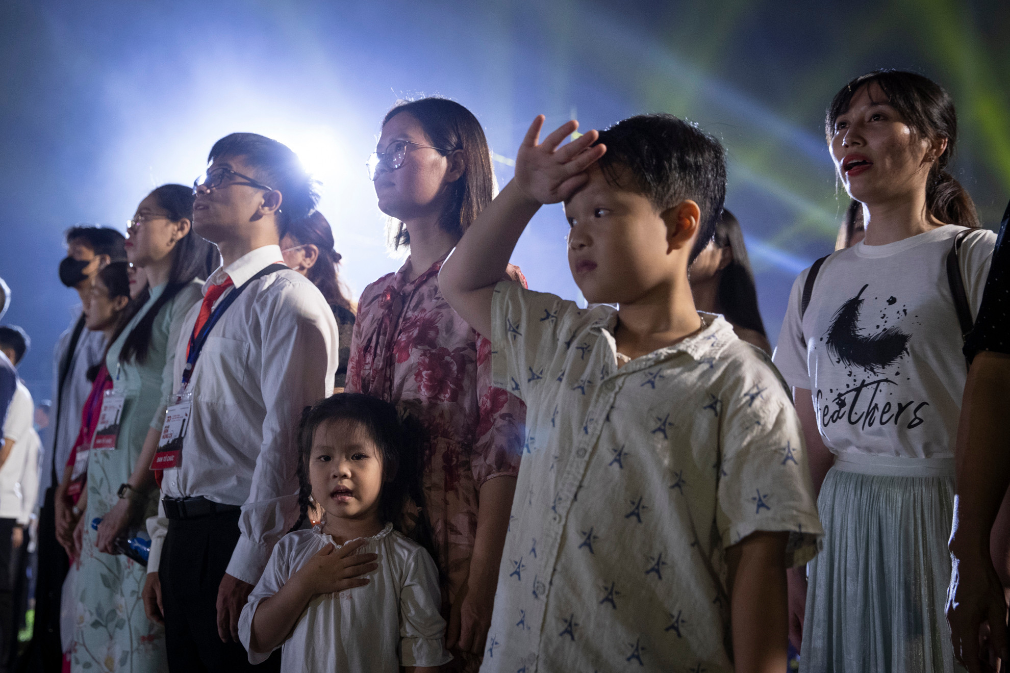 Khoảnh khắc xúc động khi bản nhạc "Tiến quân ca" của nhạc sĩ Văn Cao được đông đảo quần chúng nhân dân cùng nhau hát.