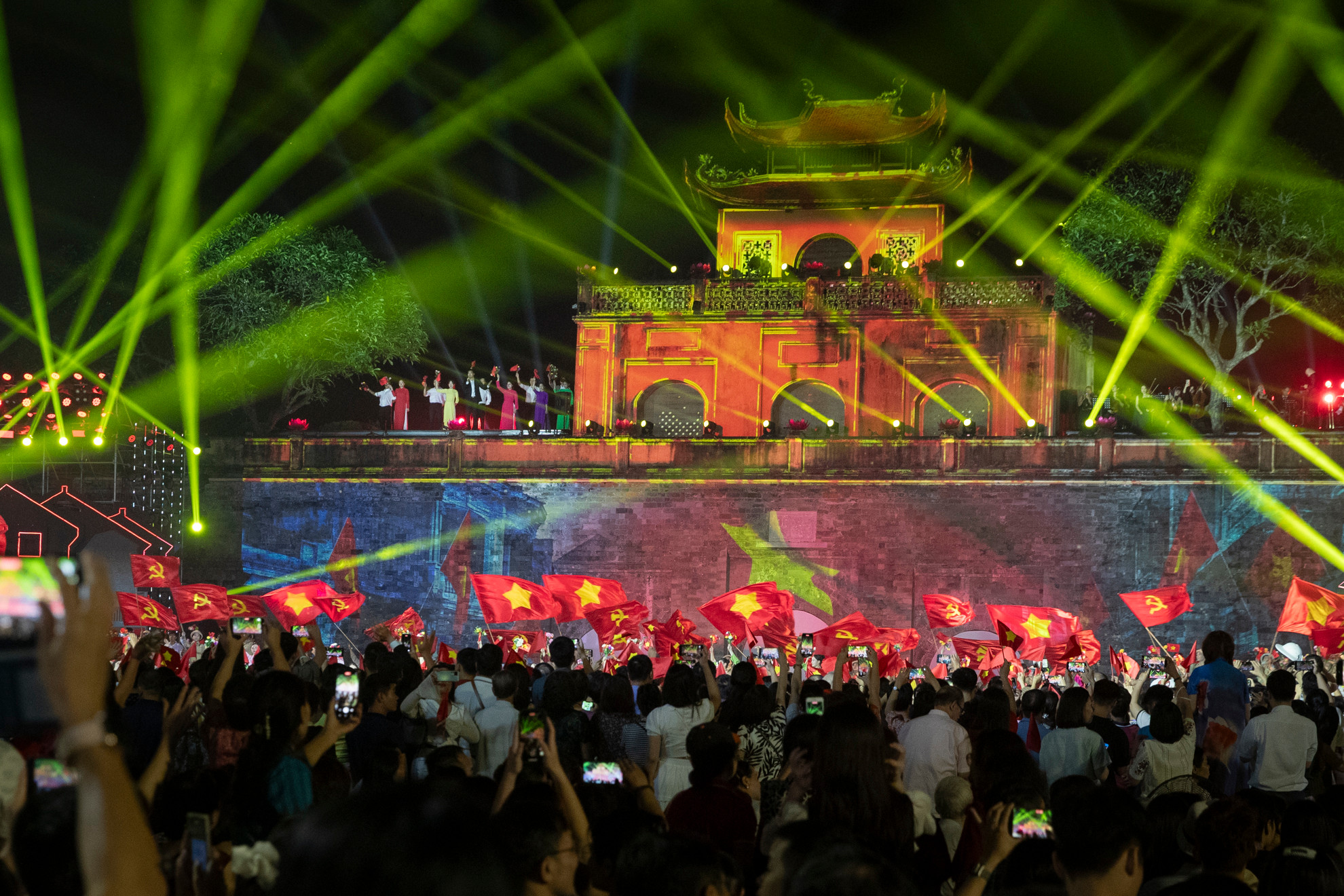 Không khí hùng tráng ngày tiếp quản Thủ đô được tái hiện lại tại chương trình.