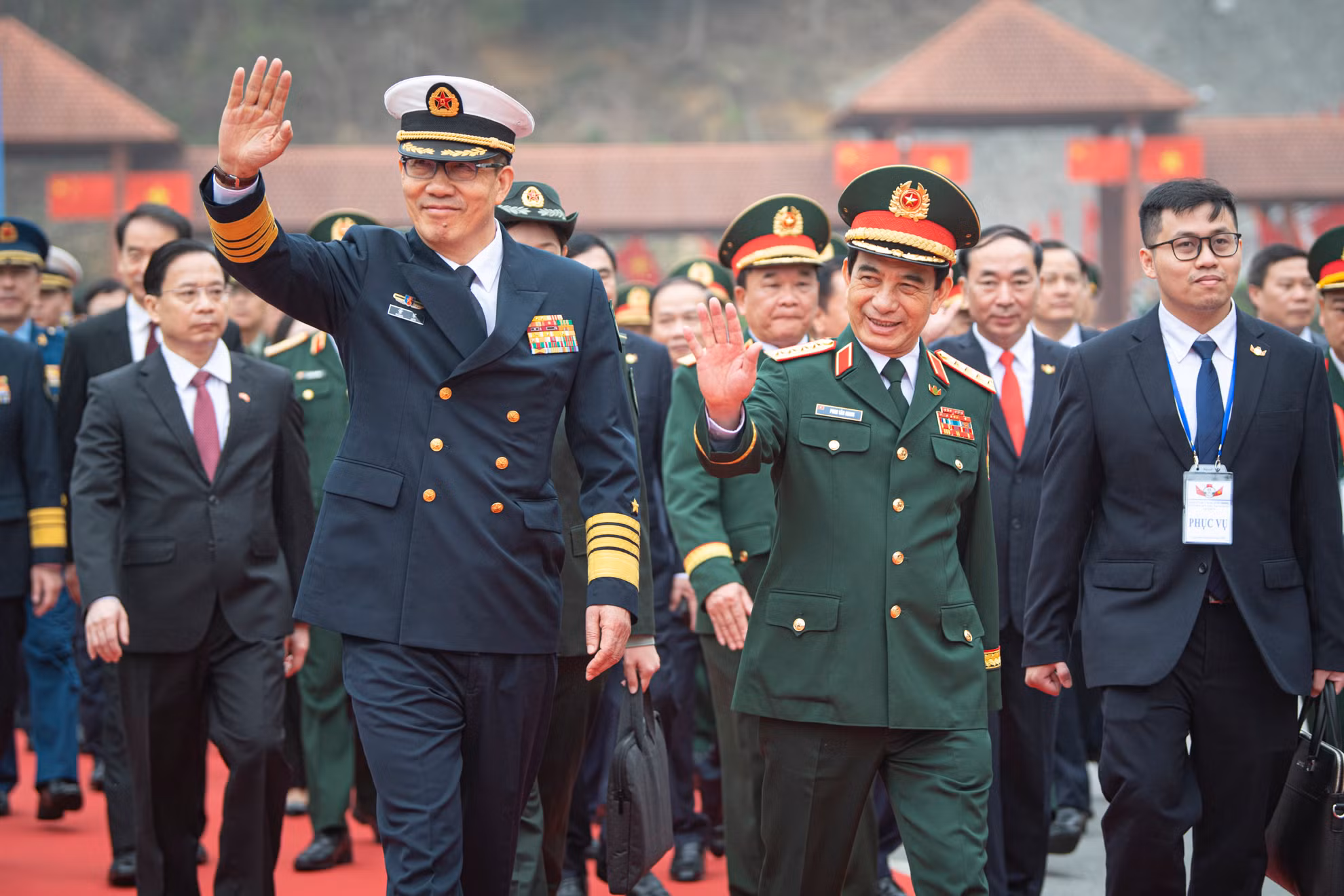 Đại tướng Phan Văn Giang, Ủy viên Bộ Chính trị, Phó Bí thư Quân ủy Trung ương, Bộ trưởng Quốc phòng và Thượng tướng Đổng Quân, Ủy viên Trung ương Đảng Cộng sản Trung Quốc, Bộ trưởng Quốc phòng Trung Quốc tại lễ đón.