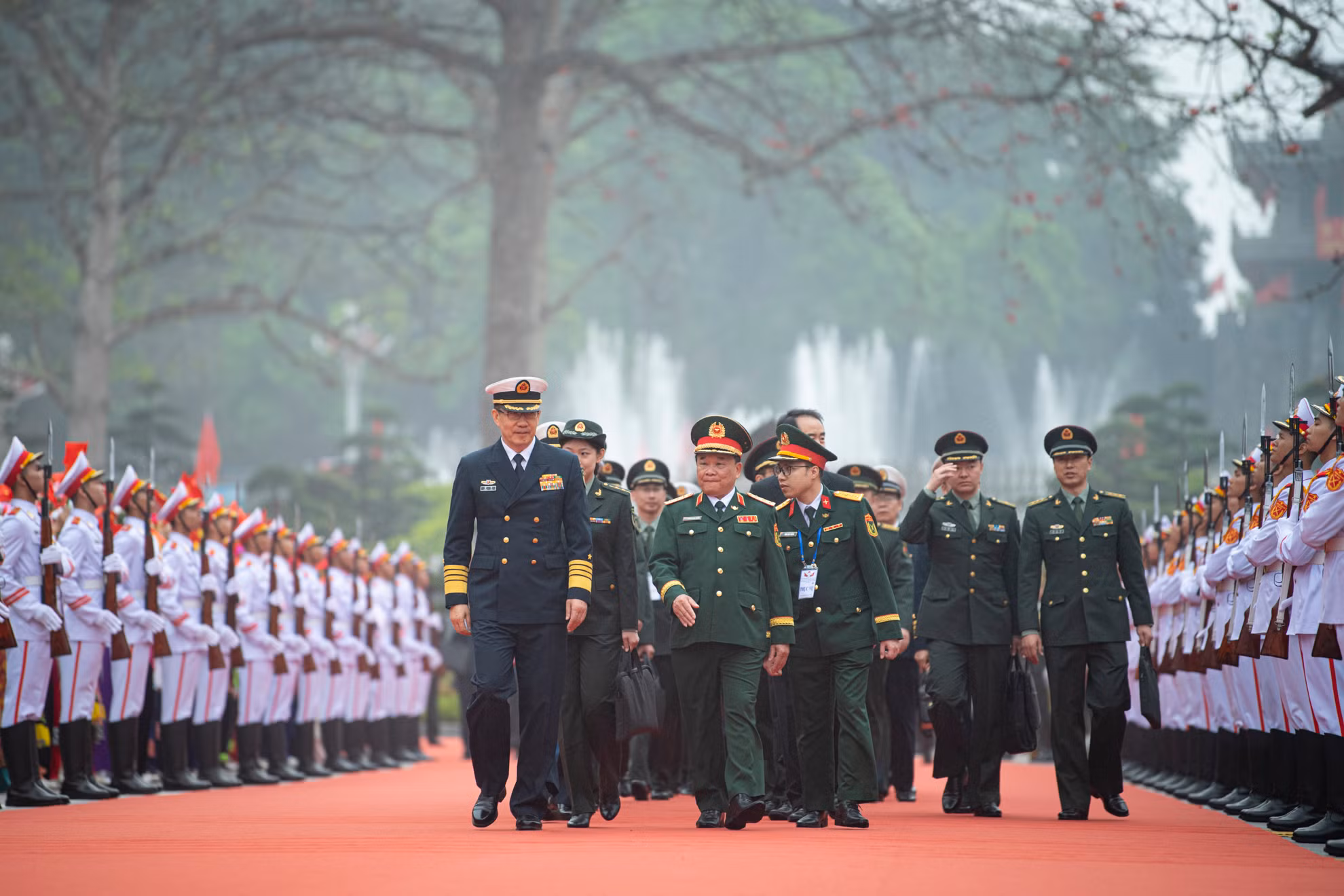 Thượng tướng Hoàng Xuân Chiến cùng đoàn đại biểu Bộ Quốc phòng Trung Quốc tại Cửa khẩu quốc tế Hữu Nghị.