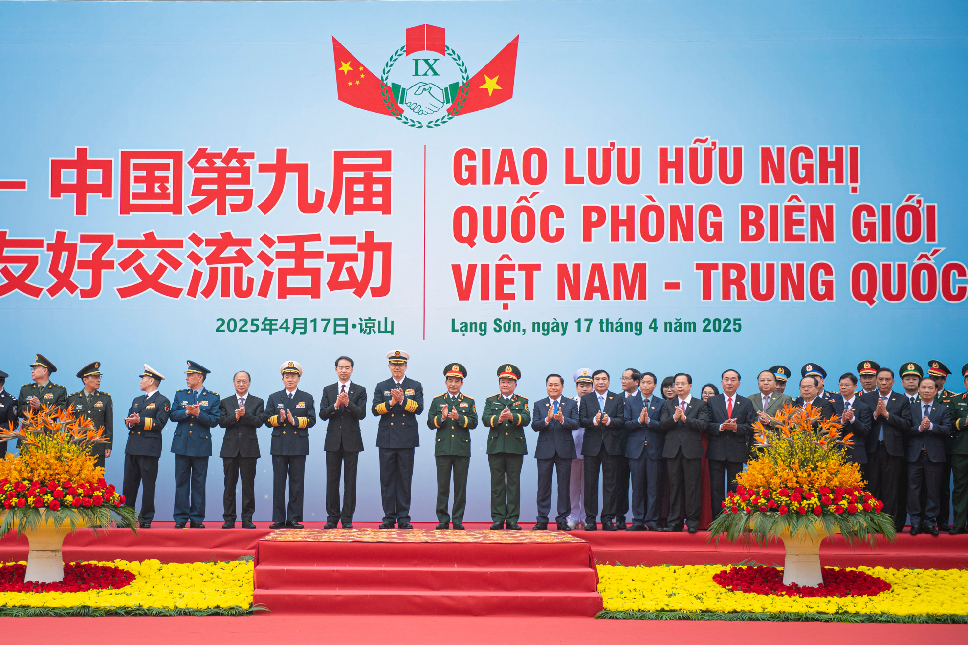 Hai đoàn đại biểu chụp ảnh lưu niệm.