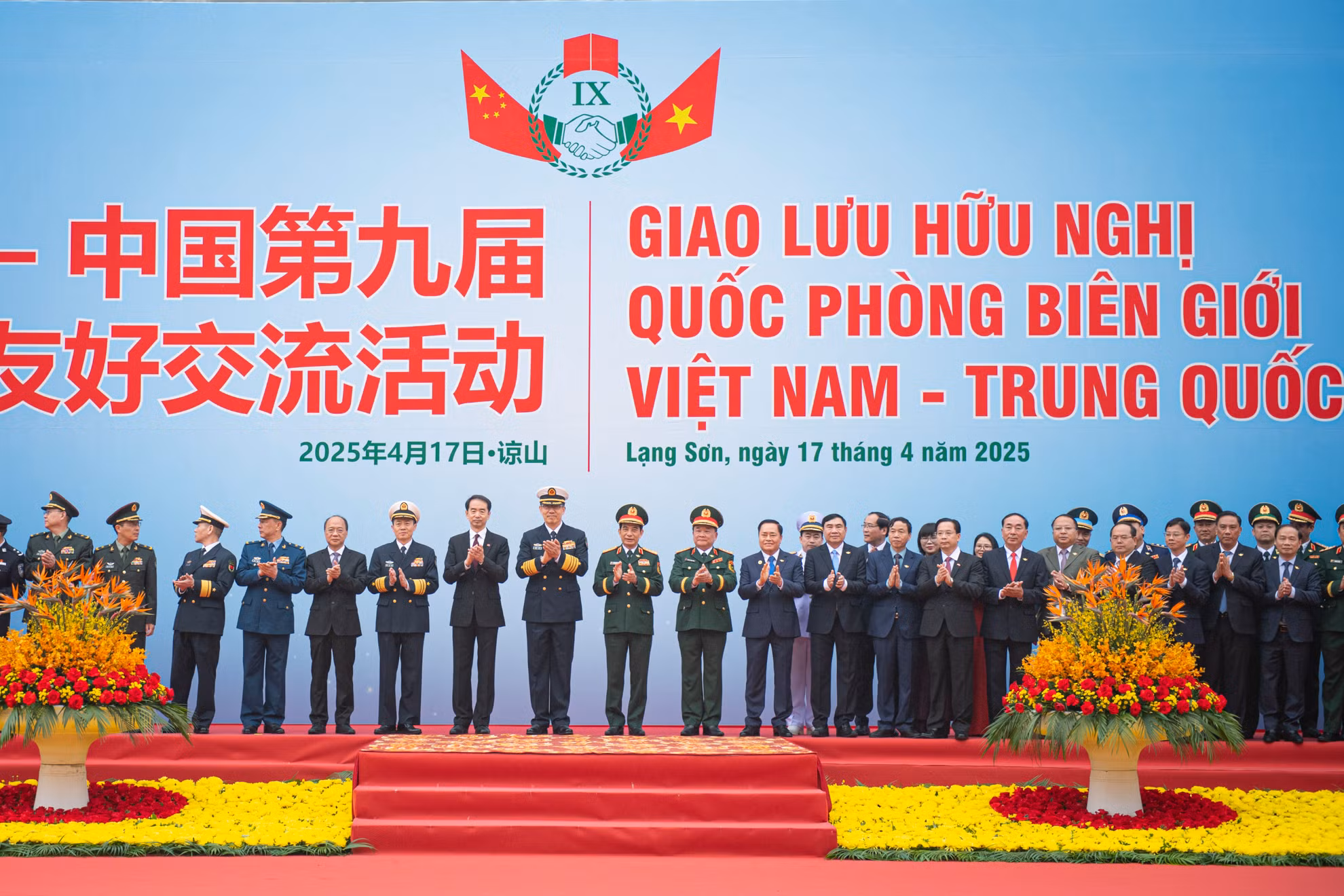 Hai đoàn đại biểu chụp ảnh lưu niệm.