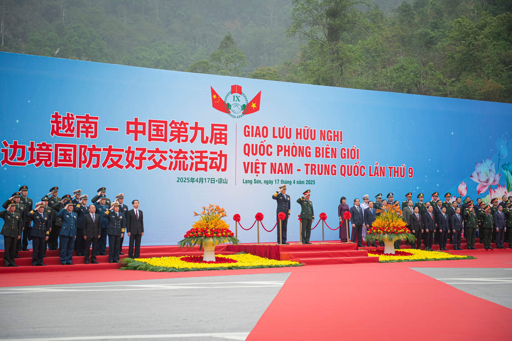 Hai Bộ trưởng trên bục danh dự trong tiếng quân nhạc cử Quốc thiều hai nước.