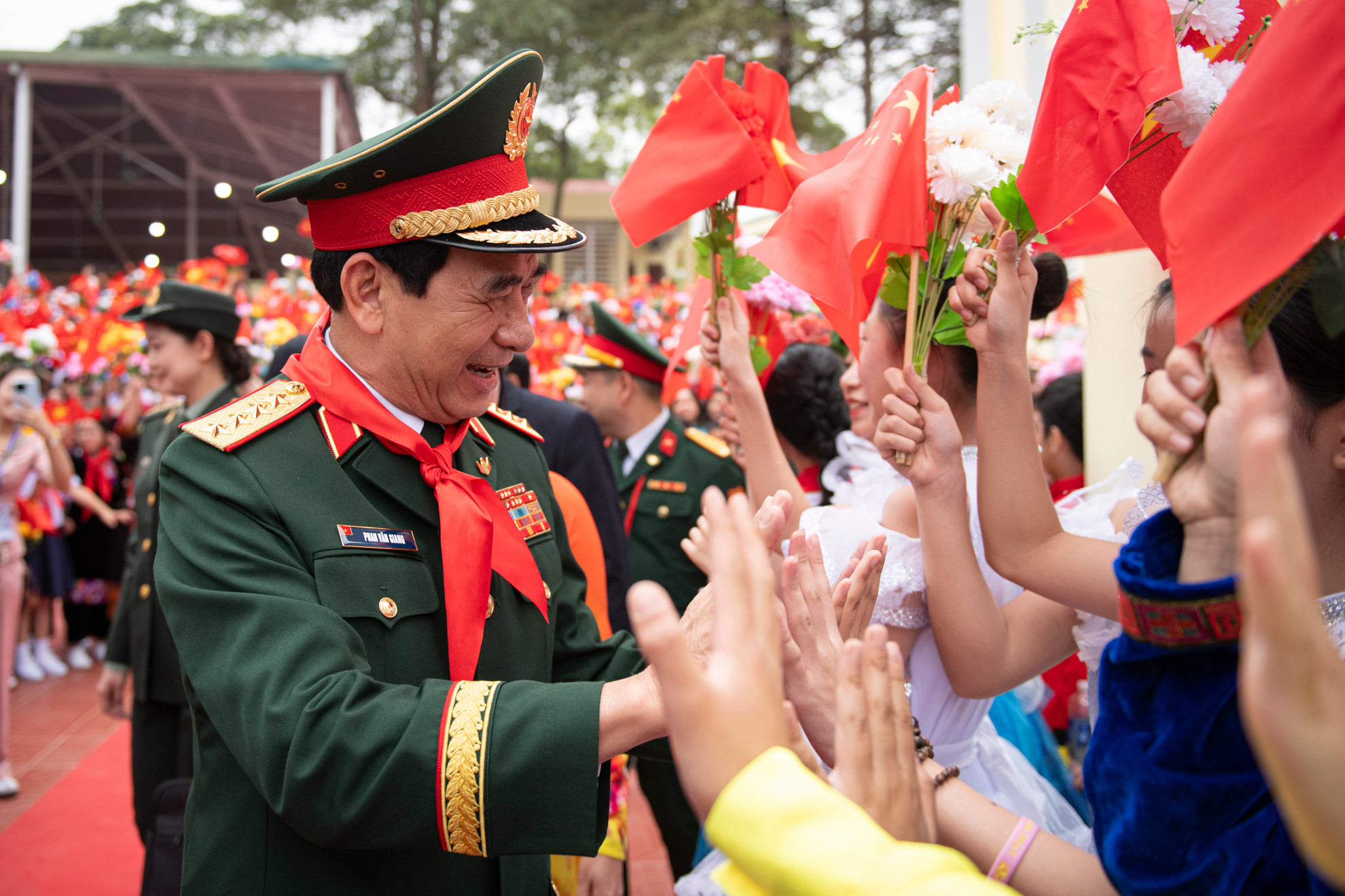 Bộ trưởng Quốc phòng Phan Văn Giang và học sinh Trường tiểu học Đồng Đăng.
