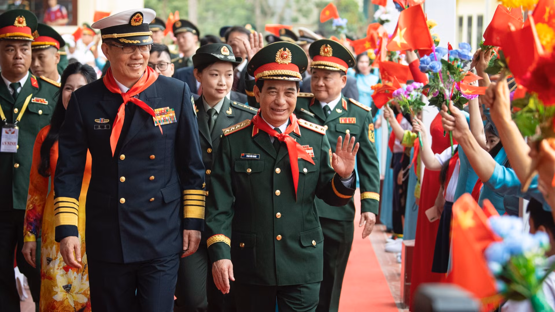 Trong niềm vinh dự và tự hào, các giáo viên và học sinh Trường tiểu học Đồng Đăng vui mừng vẫy cờ, hoa, hô to khẩu hiệu “Việt-Trung hữu nghị, Việt-Trung đoàn kết” chào mừng hai Bộ trưởng cùng đoàn đại biểu cấp cao Bộ Quốc phòng hai nước đến thăm. 