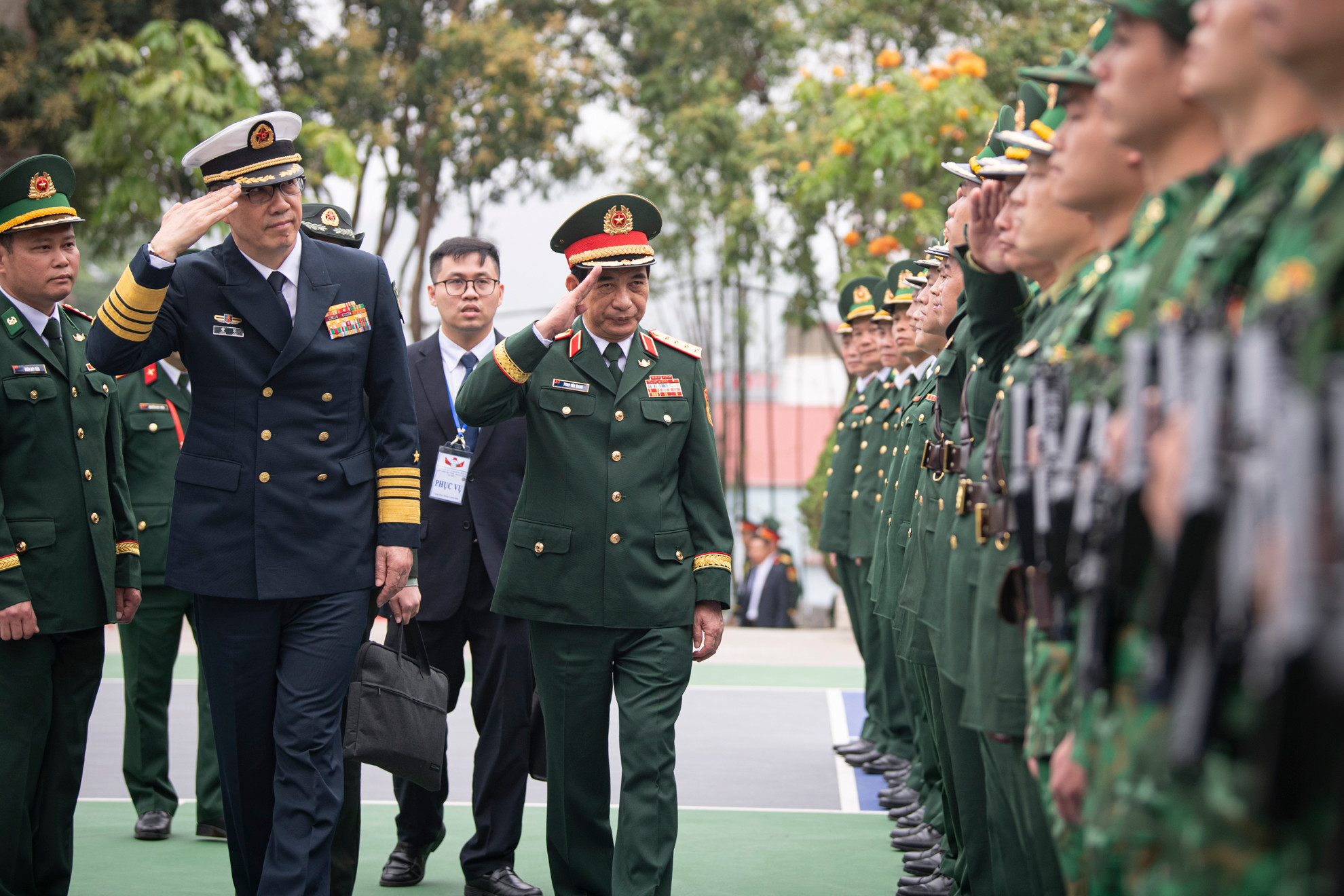 Bộ trưởng Phan Văn Giang và Bộ trưởng Đổng Quân thăm hỏi động viên cán bộ chiến sĩ Đồn Biên phòng Cửa khẩu quốc tế Hữu Nghị.