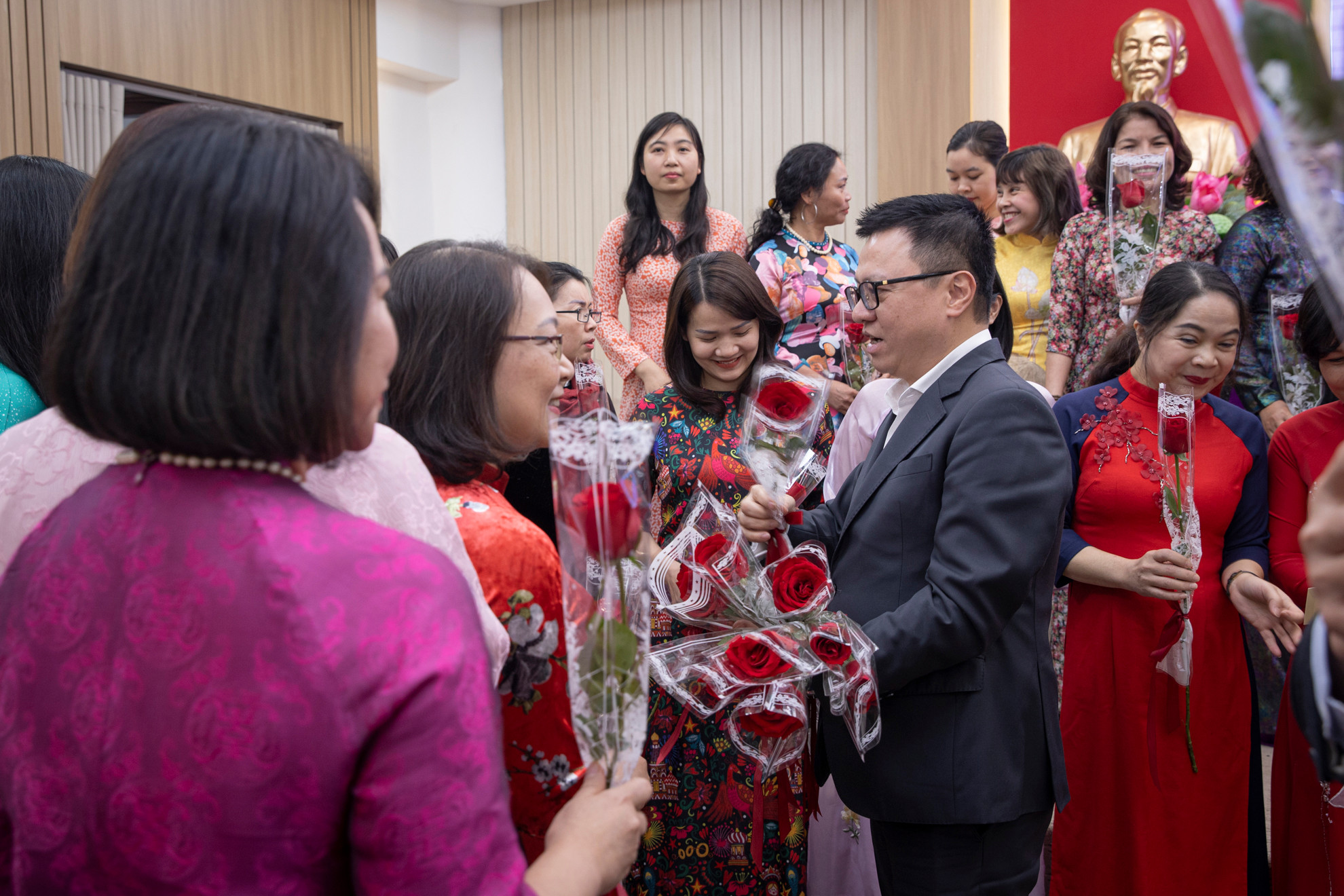 Sau buổi lễ, Tổng Biên tập Lê Quốc Minh trao hoa tặng các cán bộ, phóng viên Báo Nhân Dân nhân Ngày Quốc tế Phụ nữ 8/3.