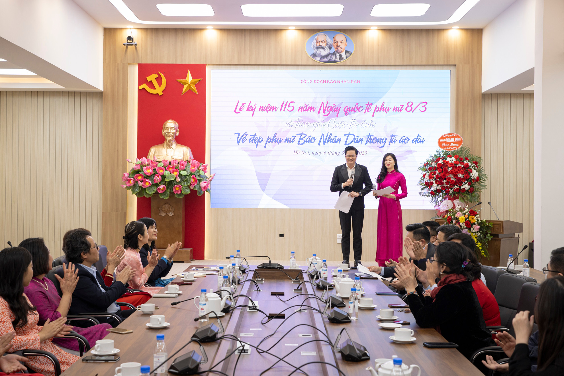 Quang cảnh Lễ kỷ niệm 115 năm Ngày Quốc tế Phụ nữ 8/3 và trao giải Cuộc thi ảnh “Vẻ đẹp phụ nữ Báo Nhân Dân trong tà áo dài”.