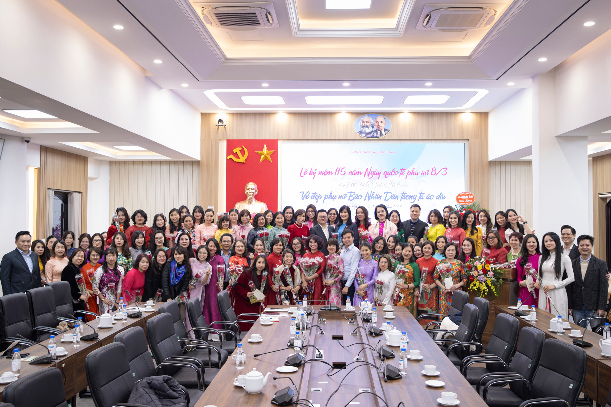 Các đại biểu chụp ảnh lưu niệm.