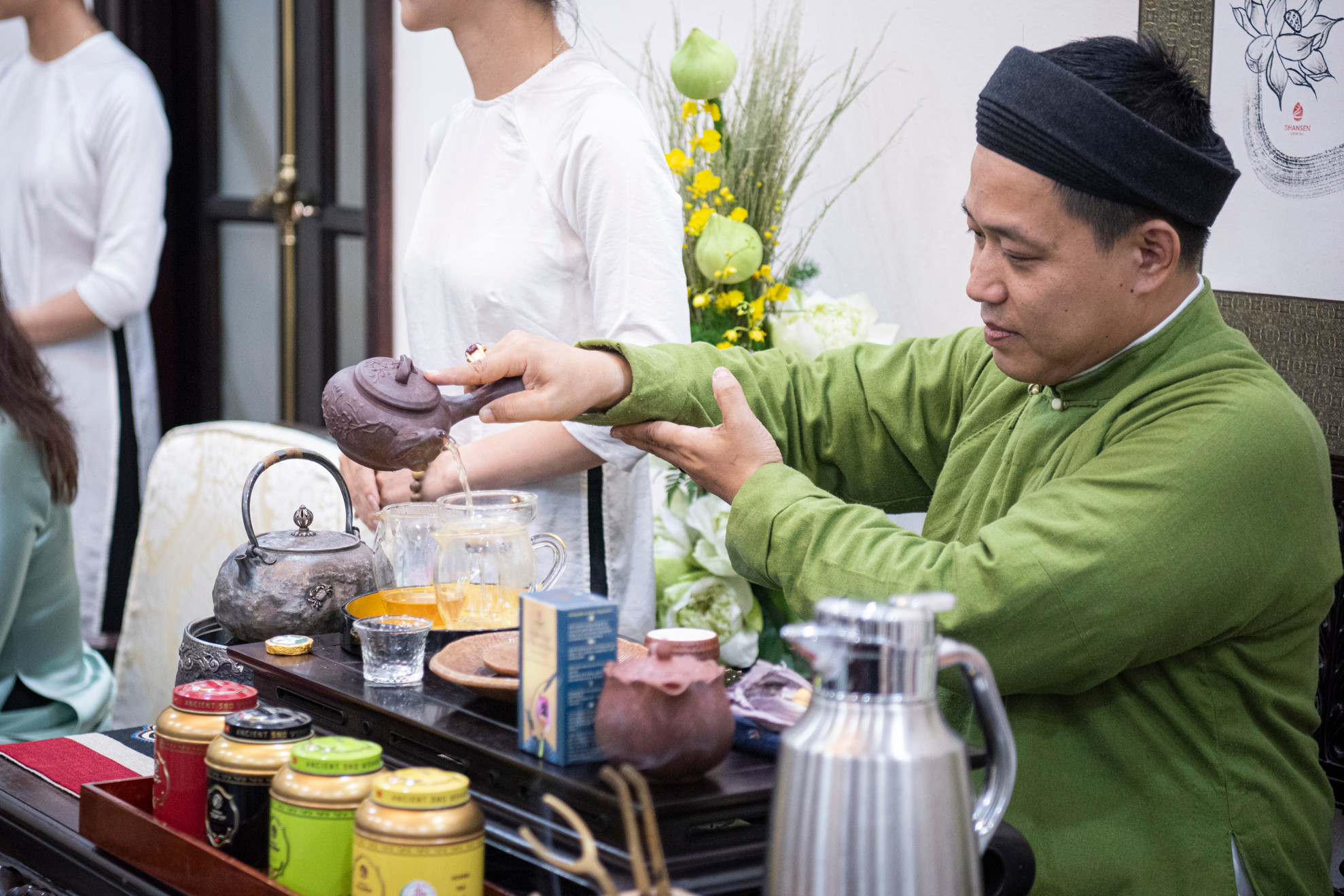 Nghệ nhân Đào Đức Hiếu pha trà mời hai Phu nhân.