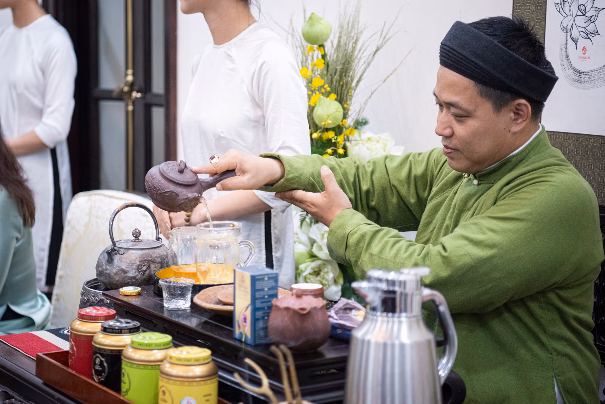 Nghệ nhân Đào Đức Hiếu pha trà mời hai Phu nhân.