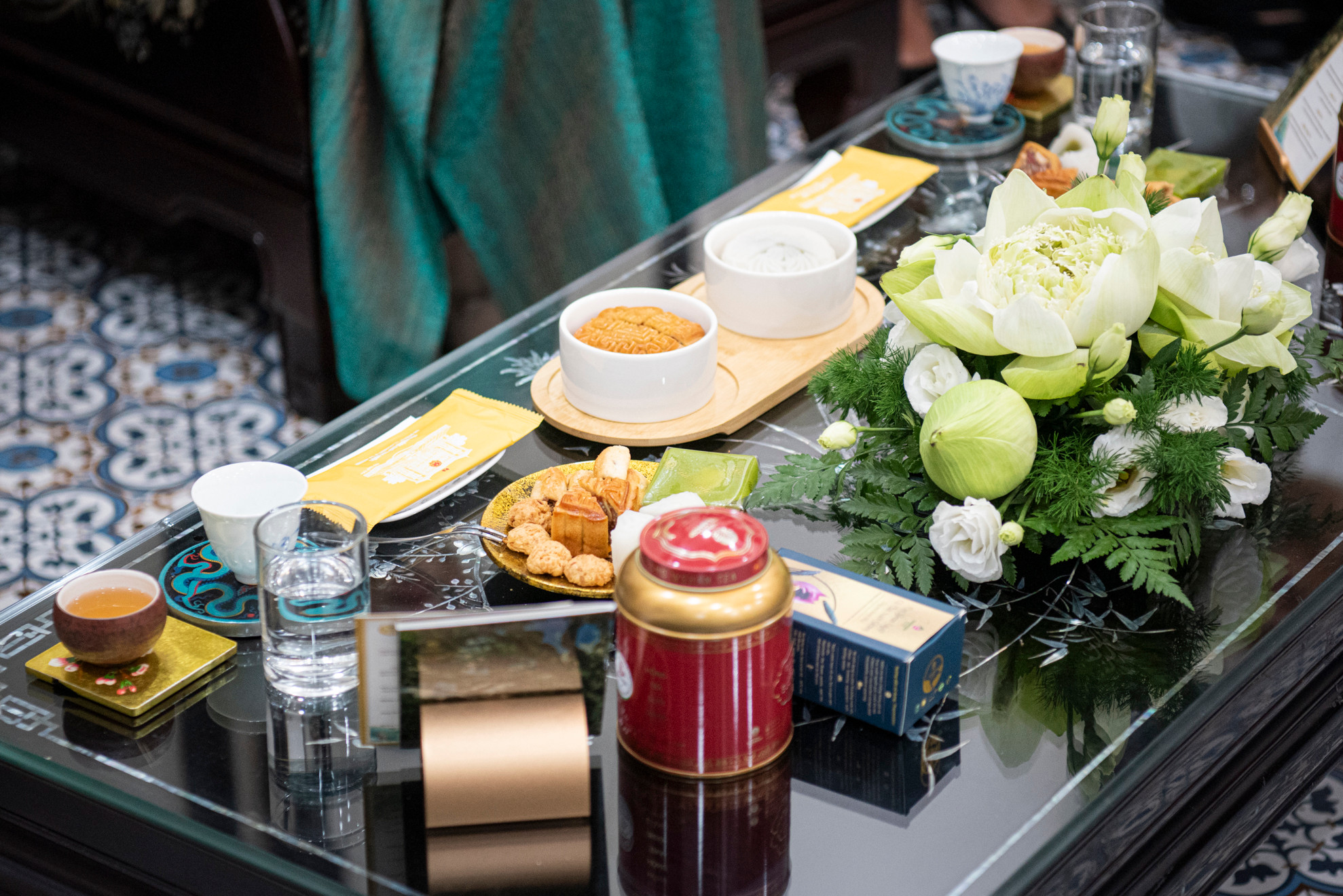 Tiệc trà bao gồm Hồng trà shan tuyết cổ thụ Suối Giàng, trà Shasen Hoàng trà shan tuyết cổ thụ ướp sen bách diệp, bánh cốm, bánh chả, bánh dừa, bánh Trung thu.