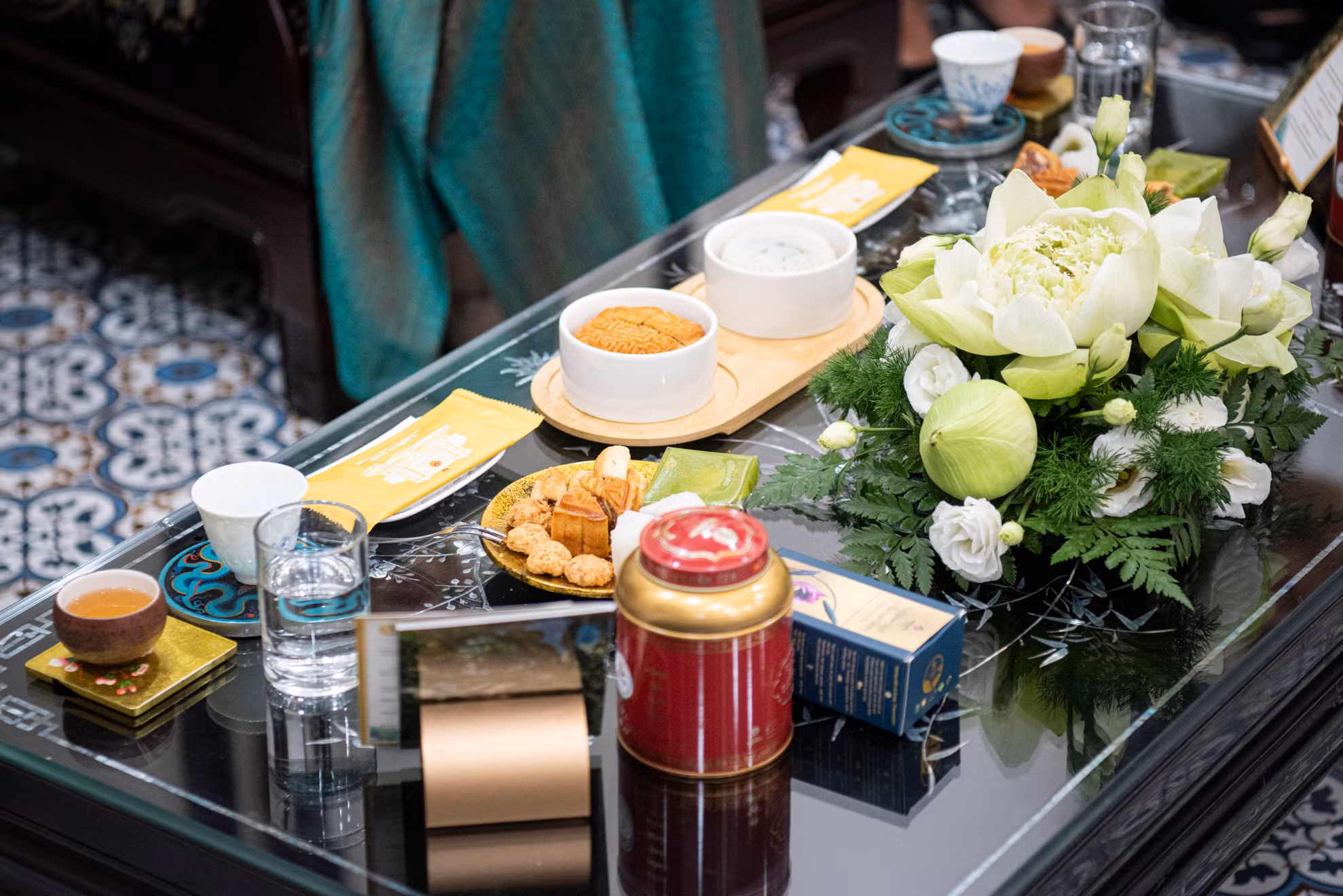 Tiệc trà bao gồm Hồng trà shan tuyết cổ thụ Suối Giàng, trà Shasen Hoàng trà shan tuyết cổ thụ ướp sen bách diệp, bánh cốm, bánh chả, bánh dừa, bánh Trung thu.