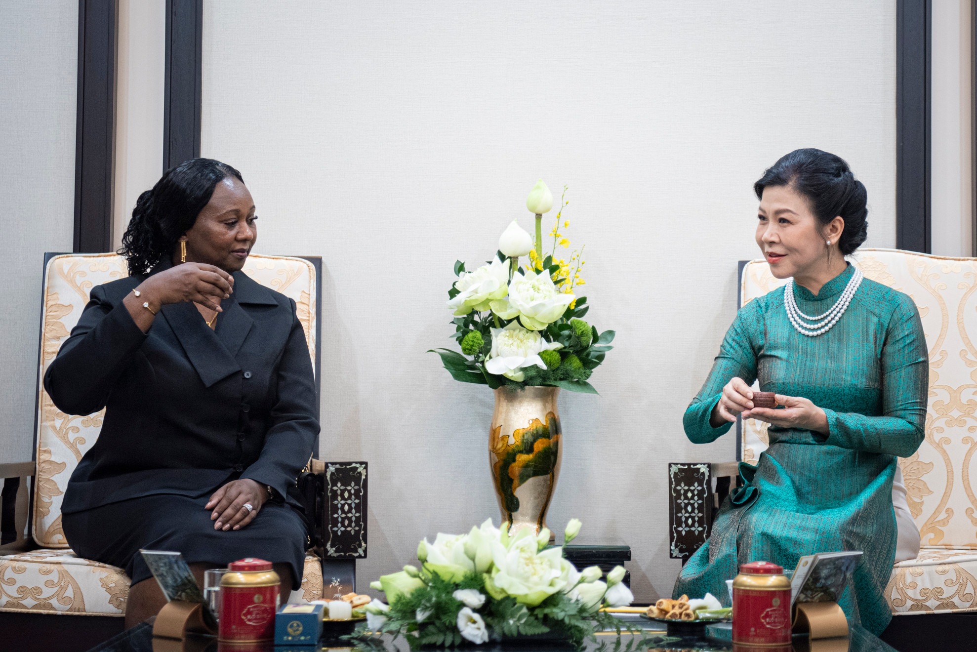 Phu nhân Ngô Phương Ly giới thiệu về văn hóa trà với Phu nhân Tổng thống Cộng hòa Guinea-Bissau Umaro Sissoco Embalo, bà Dinisia dos Reis Embalo.