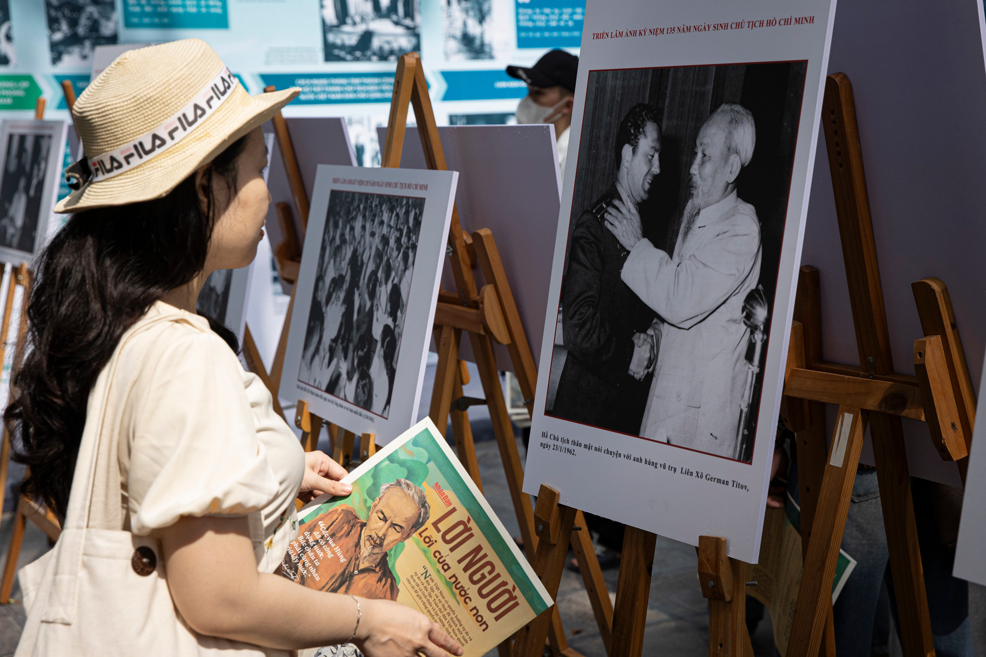 Được tổ chức tại không gian mở của tòa soạn Báo Nhân Dân, hướng ra Hồ Gươm, Triển lãm không chỉ là một hoạt động văn hóa, mà còn là một hoạt động chính trị sâu sắc, góp phần đưa tư tưởng của Bác Hồ đến gần hơn với công chúng.