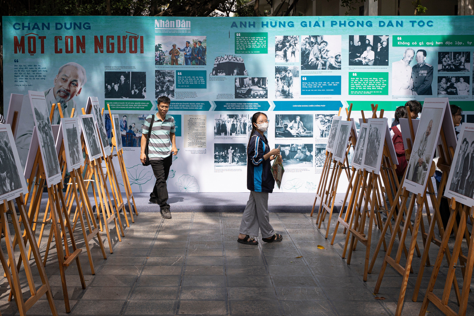 Triển lãm ảnh “Rạng rỡ tên Người” gồm 3 phần: Hồ Chí Minh - Chân dung một con người; Lòng dân yêu kính Người; Bác Hồ với Báo Nhân Dân.