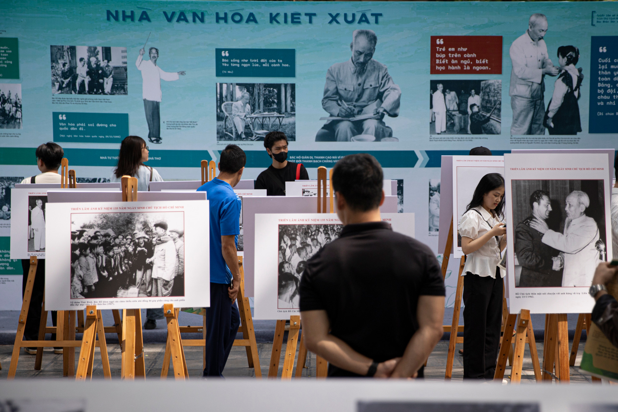 Tại Triển lãm, người xem còn có dịp khám phá các tư liệu giá trị về tư tưởng, đạo đức, phong cách Hồ Chí Minh.