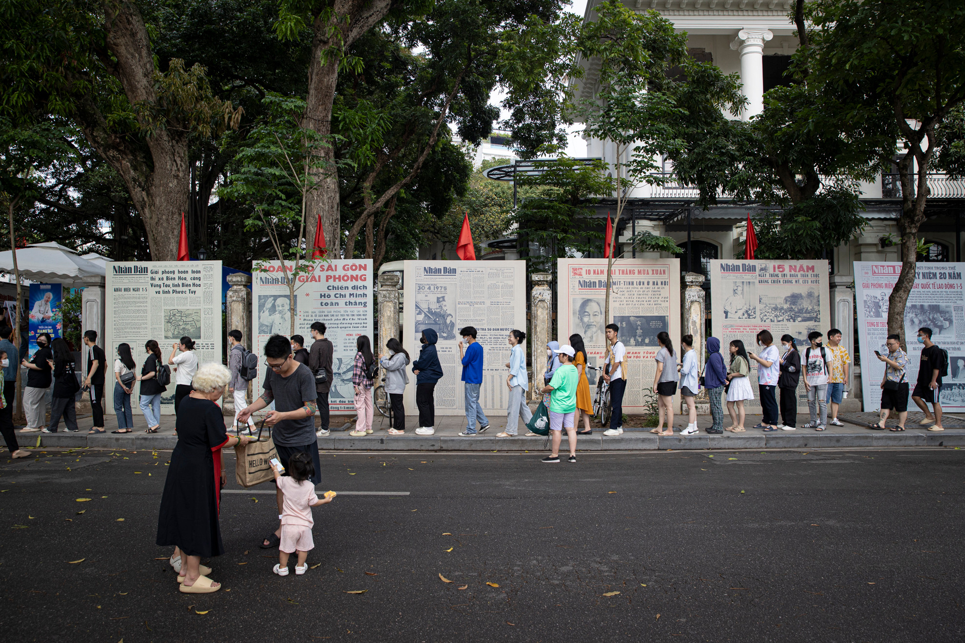 Dòng người xếp hàng để nhận ấn phẩm Báo Nhân Dân Cuối tuần đặc biệt nhân kỷ niệm 135 năm Ngày sinh Chủ tịch Hồ Chí Minh.