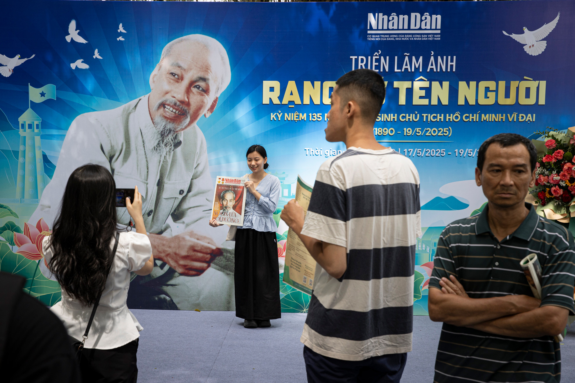 Triển lãm ảnh “Rạng rỡ tên Người” mở cửa miễn phí từ 9 giờ đến 17 giờ hằng ngày, diễn ra từ ngày 16/5/2025 cho đến hết ngày 19/5/2025 tại không gian mở của tòa soạn Báo Nhân Dân, hướng ra Hồ Gươm.