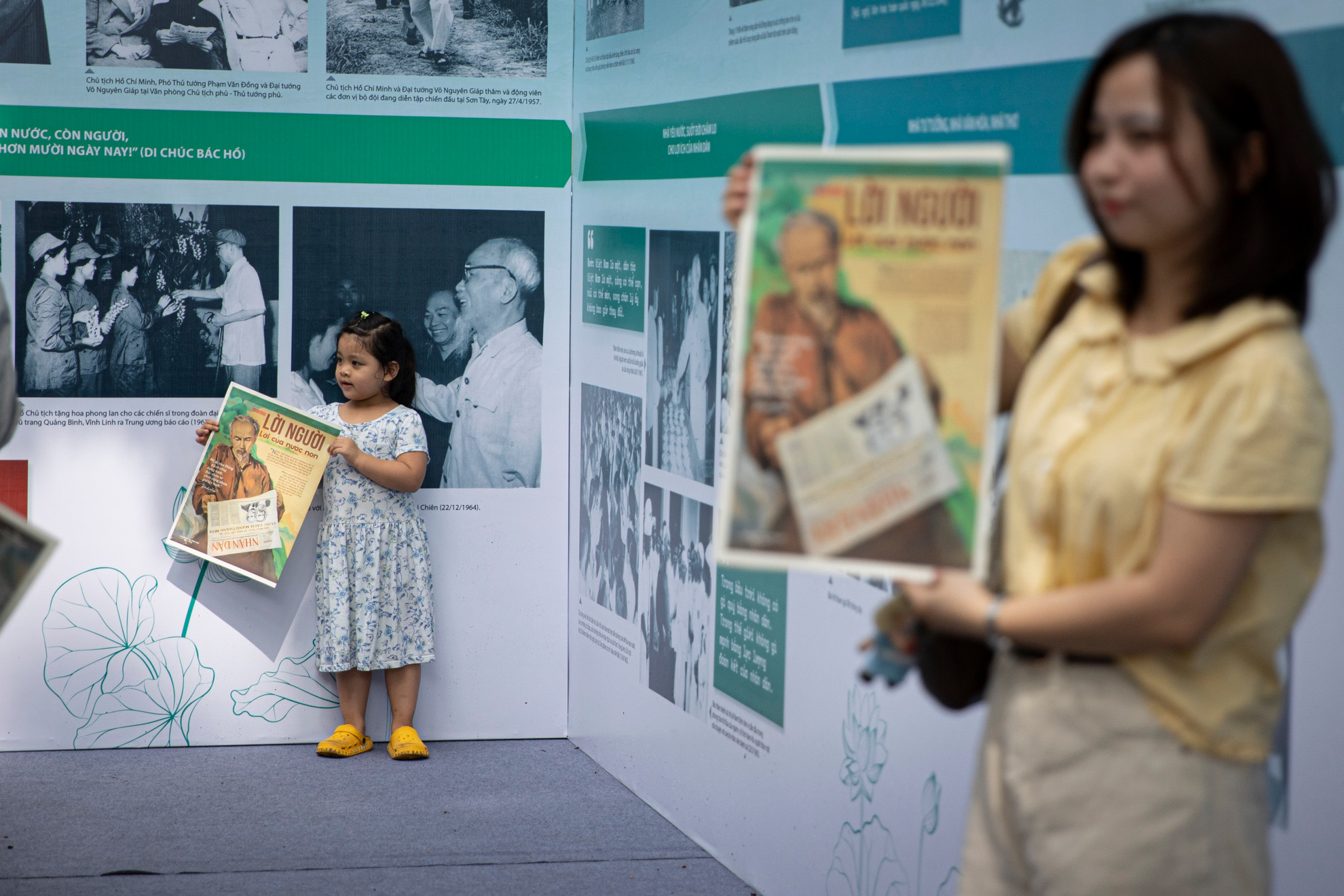 Đồng thời, Báo Nhân Dân còn gửi tặng bạn đọc hai trang phụ san đặc biệt được tích hợp mã QR kết nối đến tư liệu sinh động về Bác Hồ tạo nên một trải nghiệm đọc hiện đại, hấp dẫn, hướng tới đông đảo độc giả trong và ngoài nước.