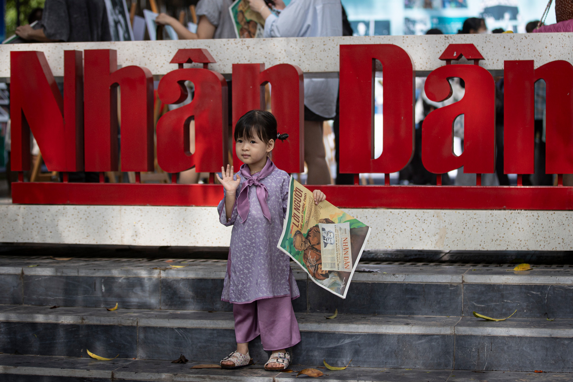 Triển lãm ảnh “Rạng rỡ tên Người” và ra mắt số Báo Nhân Dân Cuối tuần đặc biệt, nhân kỷ niệm 135 năm Ngày sinh Chủ tịch Hồ Chí Minh thu hút đông đảo công chúng tới tham quan, trải nghiệm.