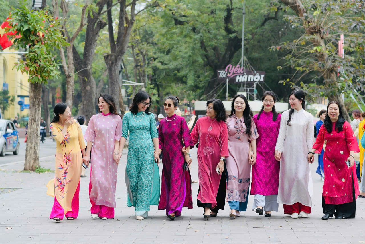 Tác phẩm đoạt giải Nhì của tập thể nữ Ban Nhân Dân điện tử; Nhiếp ảnh: Thế Đại (Phòng Ảnh).