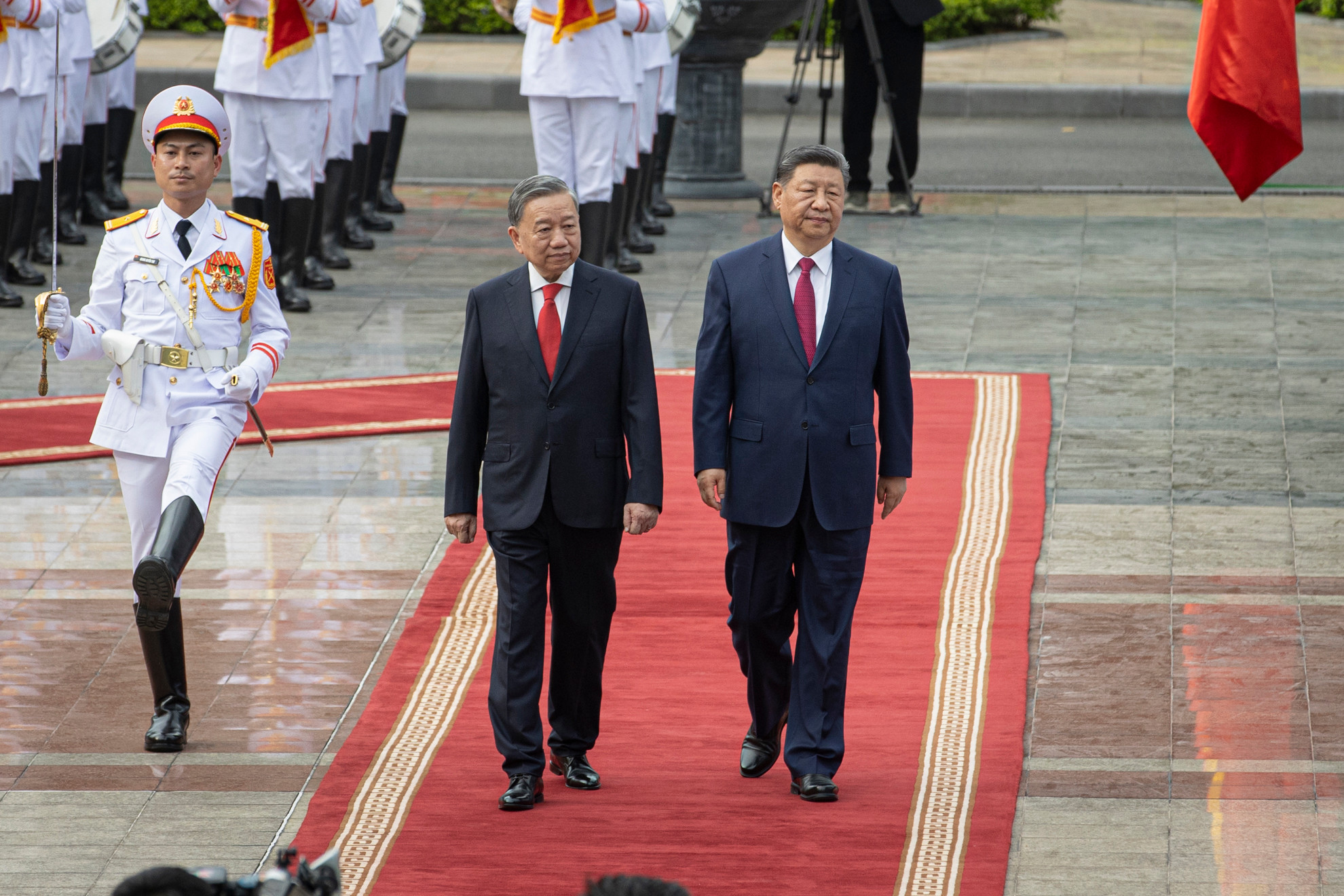 Tổng Bí thư Tô Lâm và Tổng Bí thư, Chủ tịch Trung Quốc Tập Cận Bình duyệt đội Danh dự Quân đội nhân dân Việt Nam tại lễ đón.