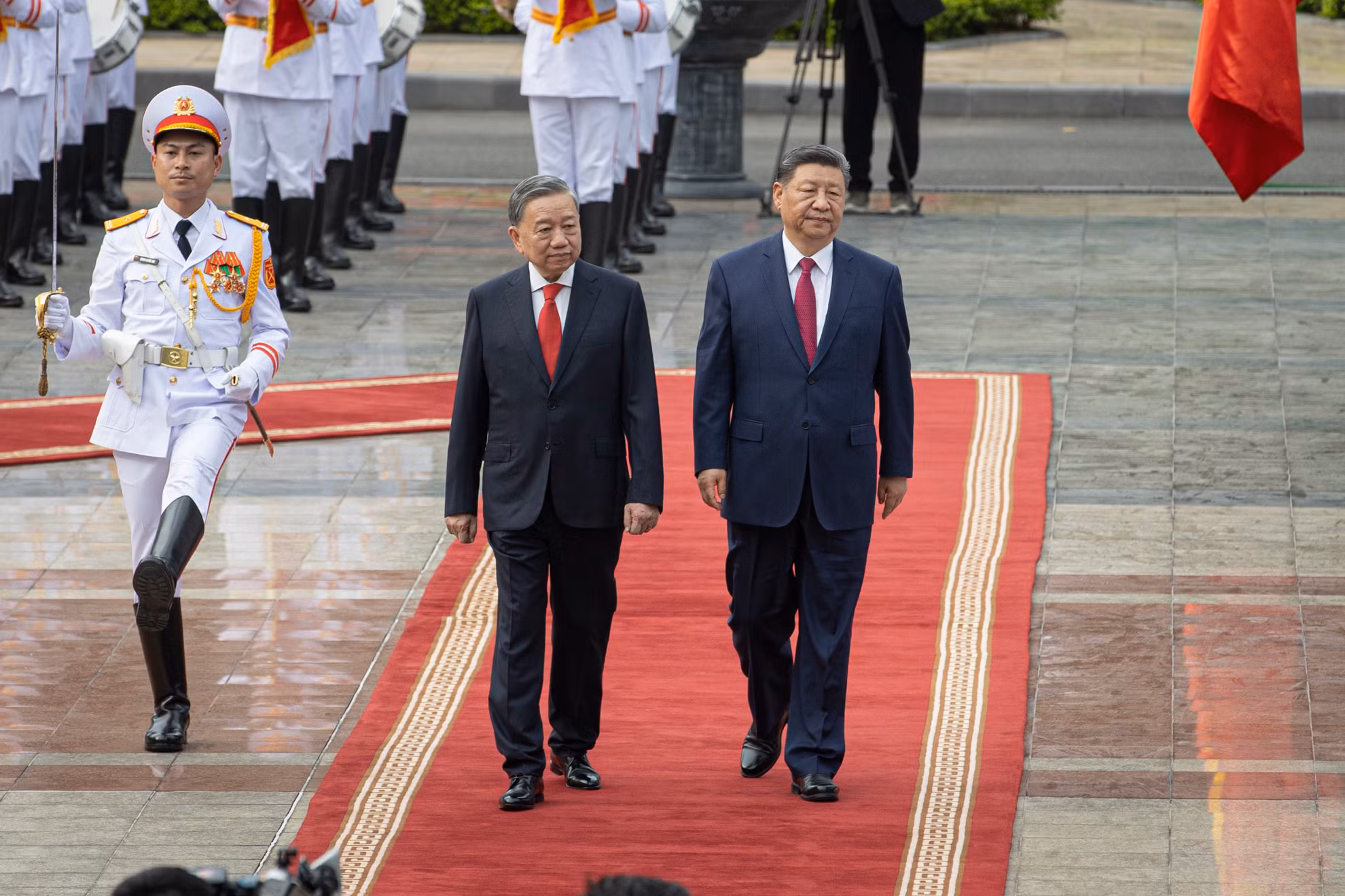 Tổng Bí thư Tô Lâm và Tổng Bí thư, Chủ tịch Trung Quốc Tập Cận Bình duyệt đội Danh dự Quân đội nhân dân Việt Nam tại lễ đón.