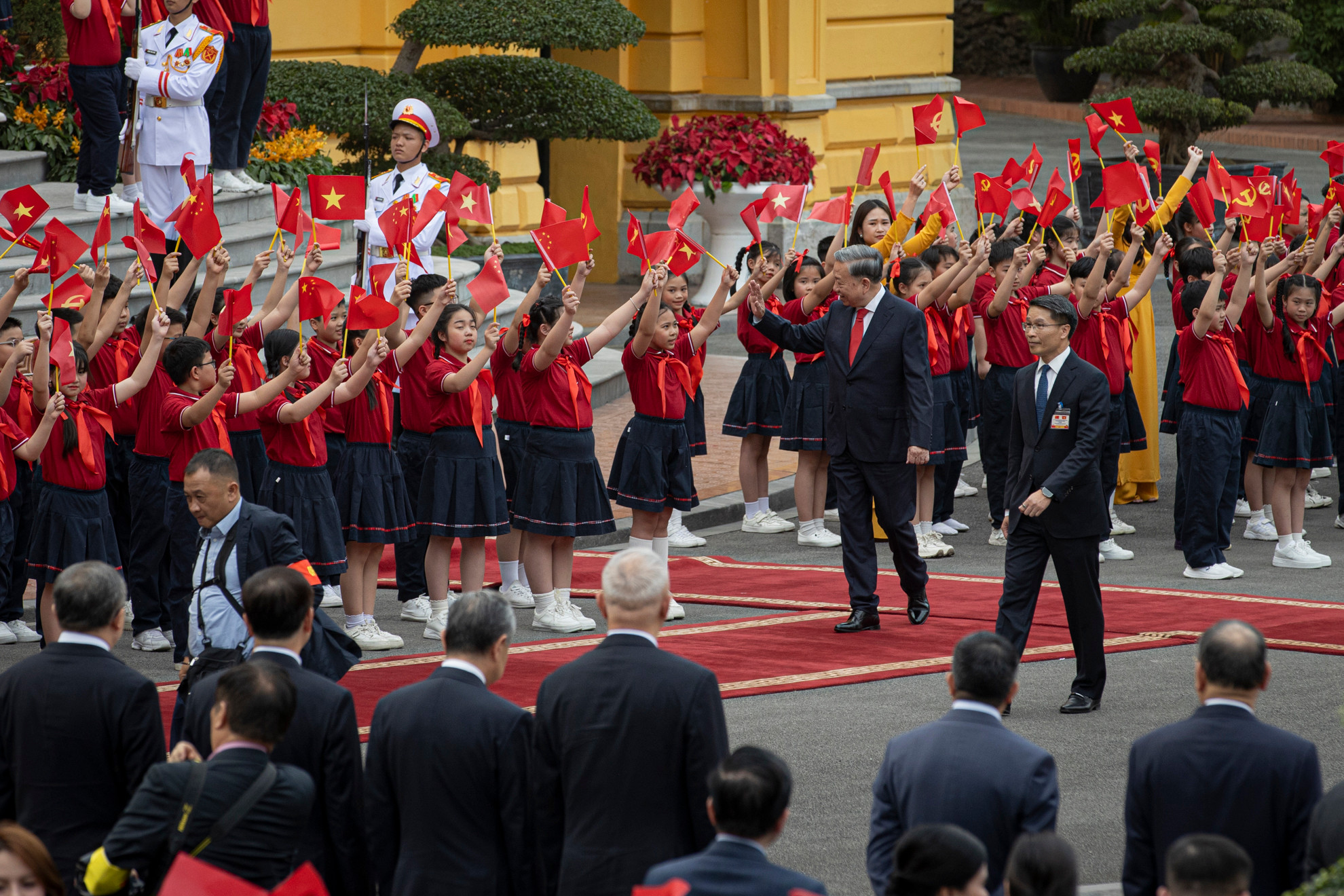 [Ảnh] Lễ đón Tổng Bí thư, Chủ tịch Trung Quốc Tập Cận Bình thăm cấp Nhà nước tới Việt Nam ảnh 2