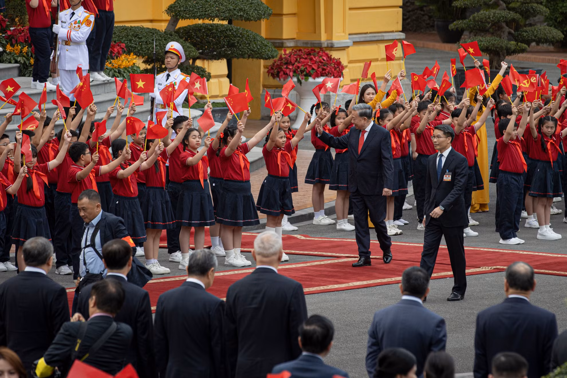 [Ảnh] Lễ đón Tổng Bí thư, Chủ tịch Trung Quốc Tập Cận Bình thăm cấp Nhà nước tới Việt Nam ảnh 2