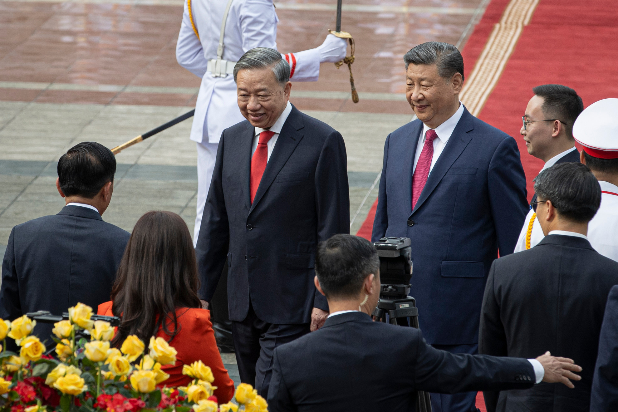 Tổng Bí thư Tô Lâm giới thiệu các đại biểu của đoàn Việt Nam với Tổng Bí thư, Chủ tịch Trung Quốc Tập Cận Bình.