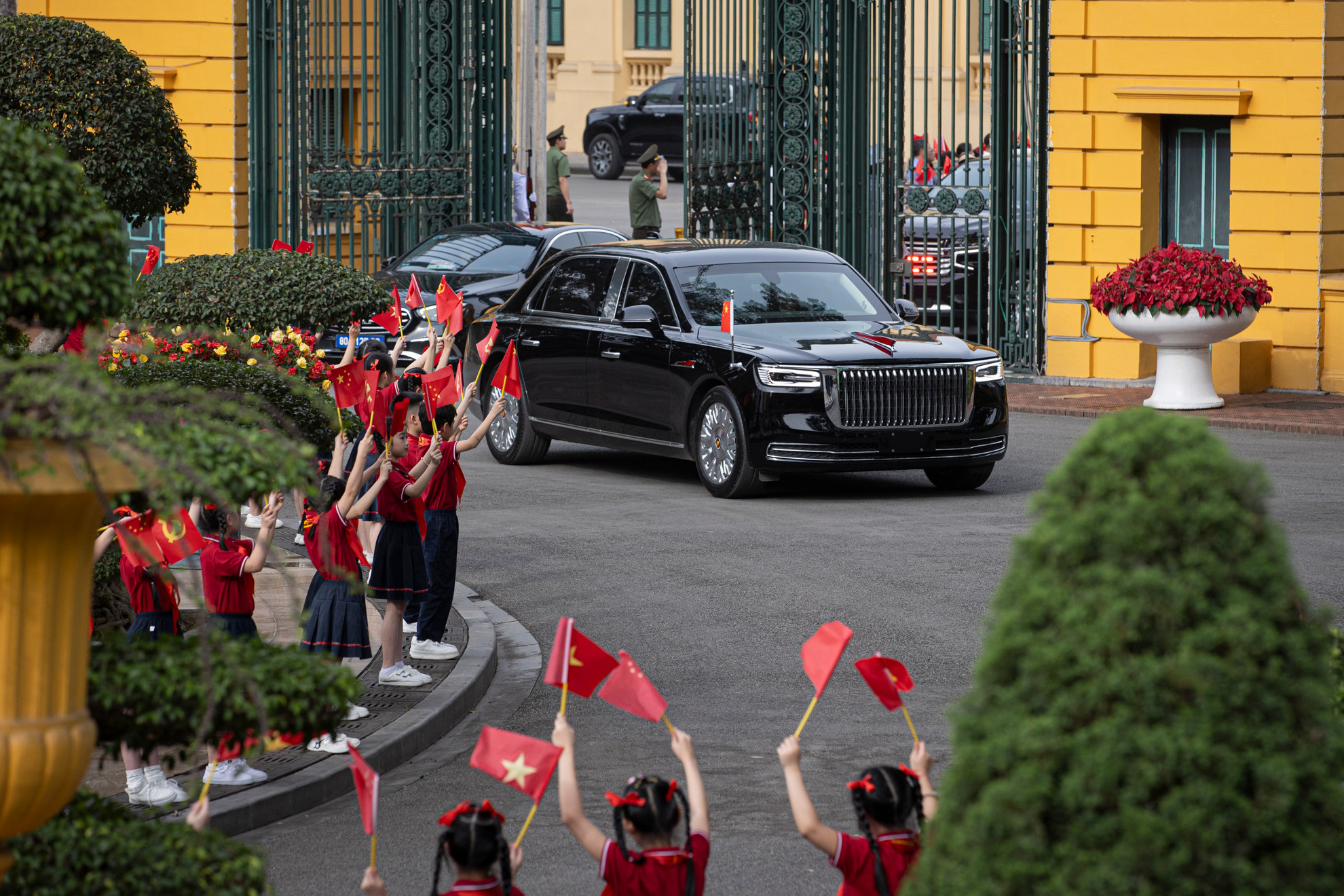 Đoàn xe của Tổng Bí thư, Chủ tịch Trung Quốc Tập Cận Bình tiến vào Phủ Chủ tịch.