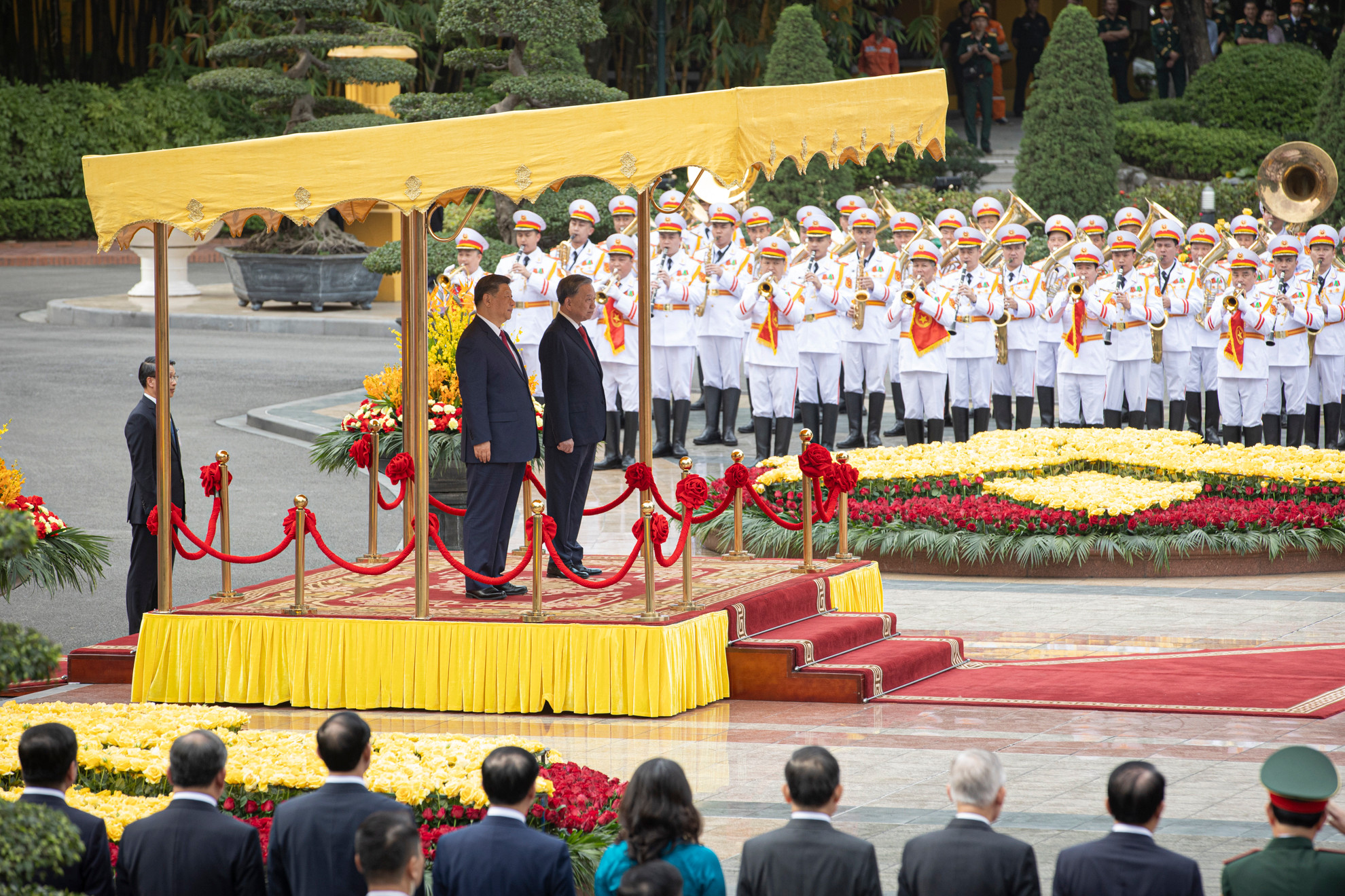 Tổng Bí thư Tô Lâm và Tổng Bí thư, Chủ tịch Trung Quốc Tập Cận Bình thực hiện nghi lễ cử Quốc thiều hai nước.