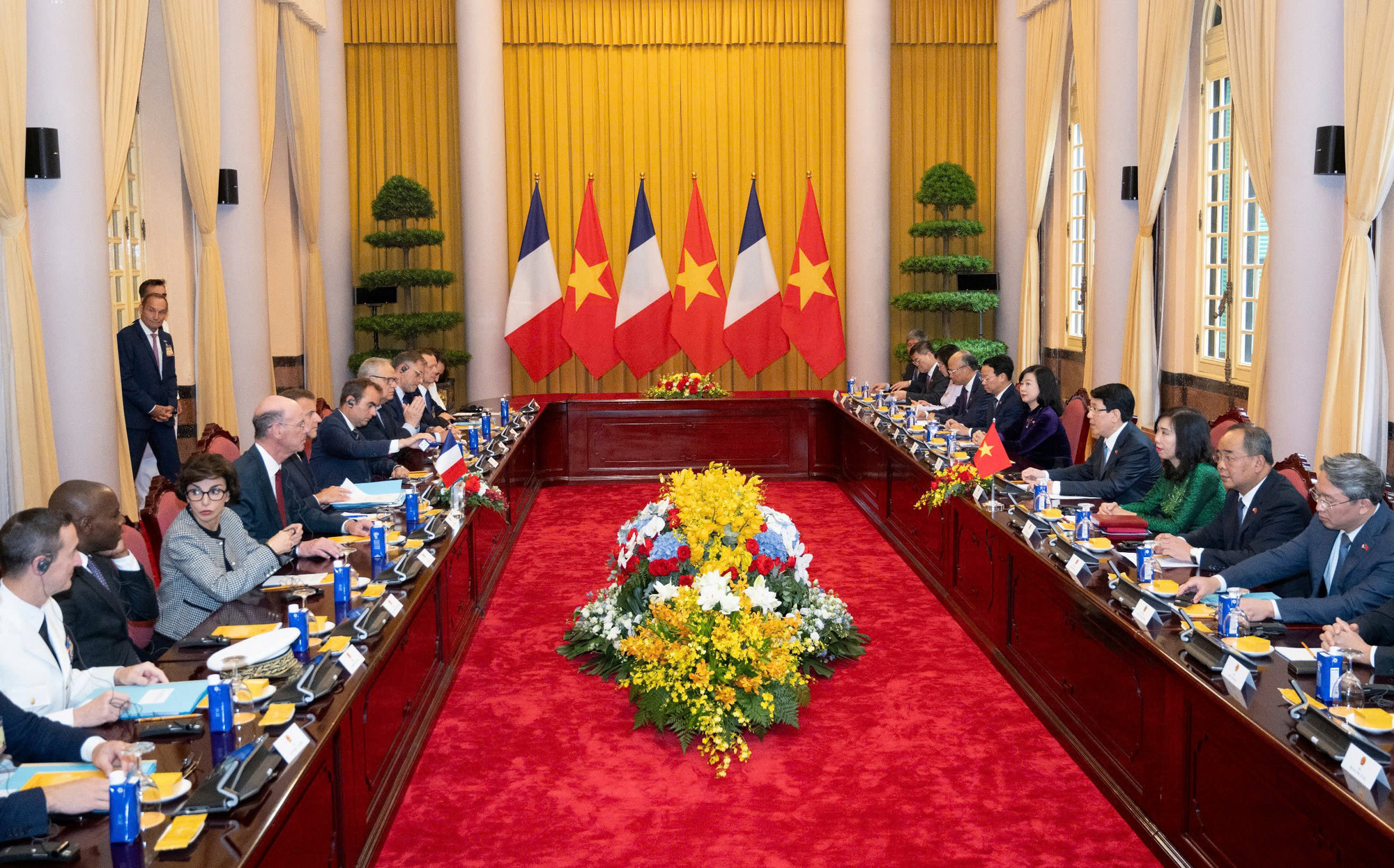 Quang cảnh hội đàm giữa Chủ tịch nước Lương Cường và Tổng thống Pháp Emmanuel Macron.