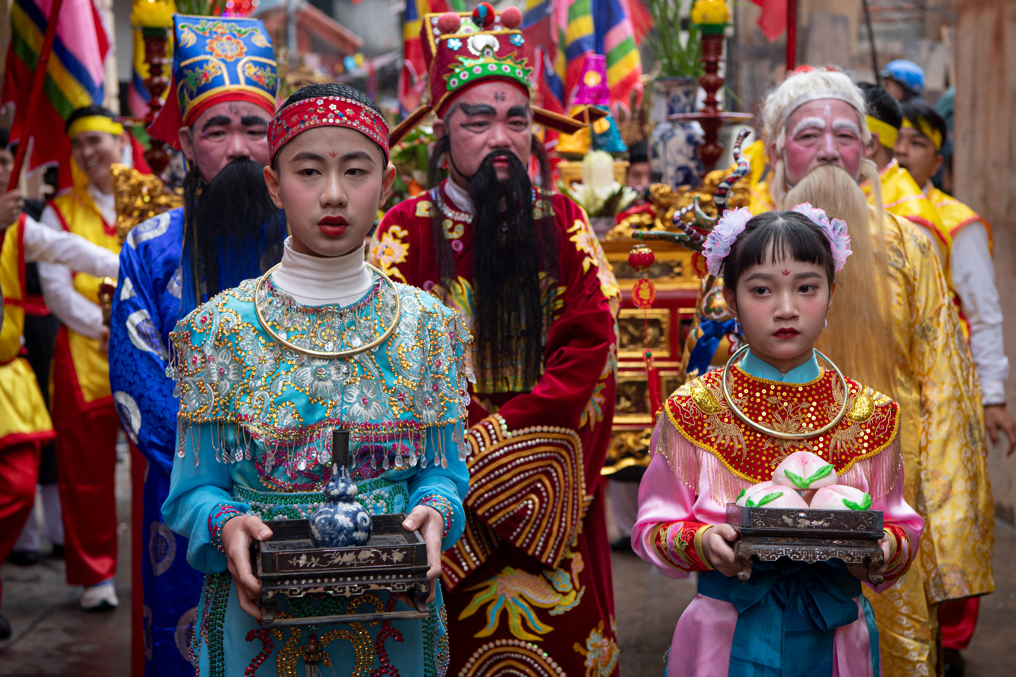 Ba ông Phúc-Lộc-Thọ cùng cặp Tiên đồng, Ngọc nữ do dân làng hóa trang.