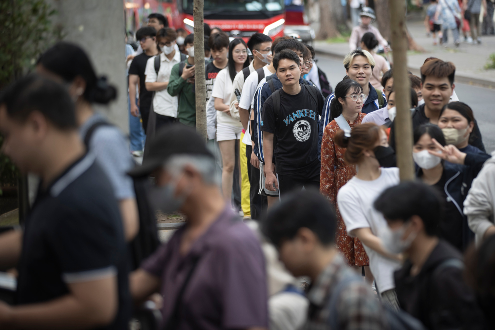 Mặc dù đến từ sớm nhưng các bạn trẻ vẫn xếp hàng ngay ngắn, trật tự chờ đến lượt nhận phụ san. Mặc dù đến từ sớm nhưng các bạn trẻ vẫn xếp hàng ngay ngắn, trật tự chờ đến lượt nhận phụ san.