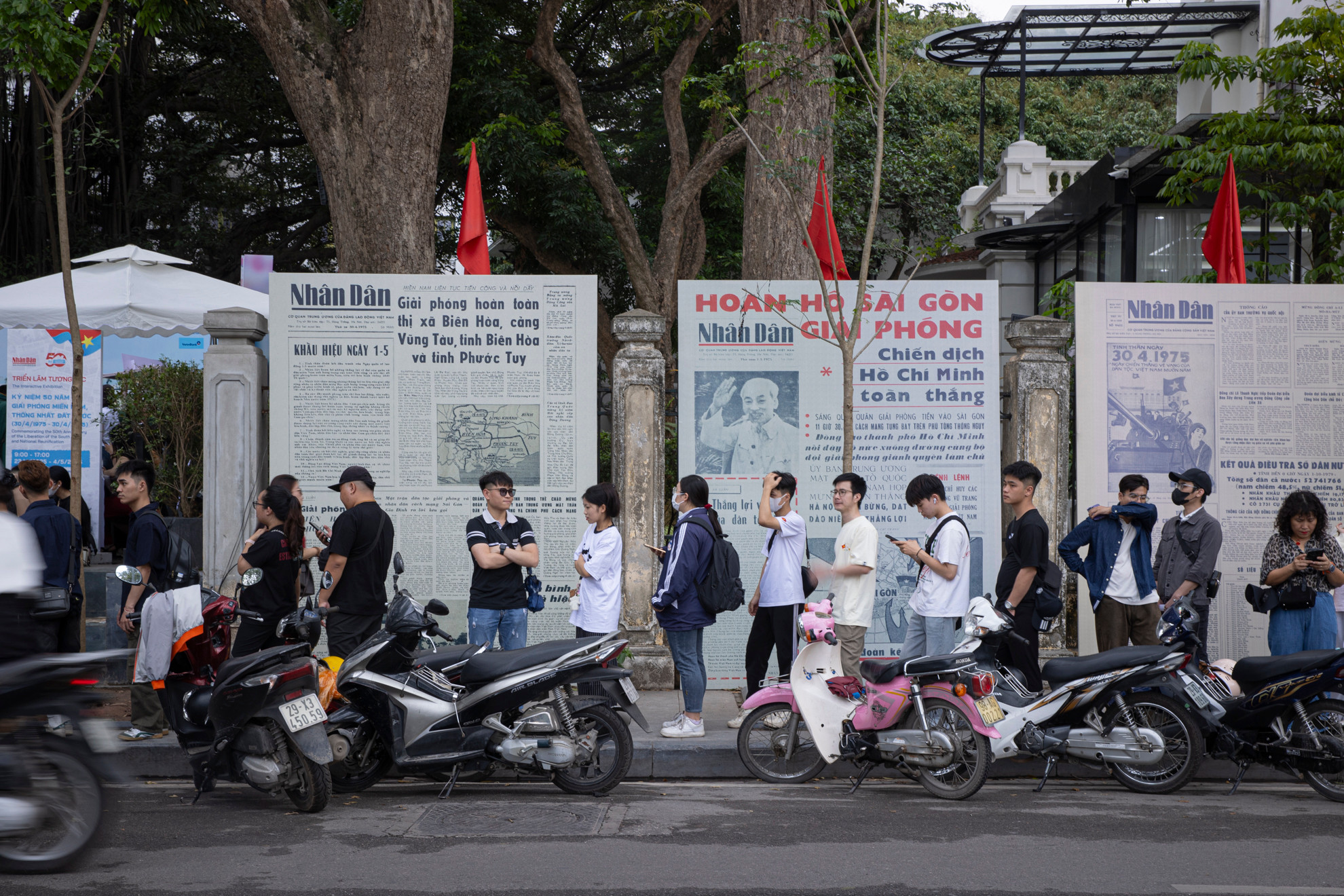 Ngay từ đầu giờ chiều, nhiều bạn trẻ đã xếp hàng dài tại trụ sở Báo Nhân Dân để có cơ hội cầm trên tay phụ san đặc biệt kỷ niệm 50 năm Ngày Giải phóng miền nam, thống nhất đất nước. Ngay từ đầu giờ chiều, nhiều bạn trẻ đã xếp hàng dài tại trụ sở Báo Nhân Dân để có cơ hội cầm trên tay phụ san đặc biệt kỷ niệm 50 năm Ngày Giải phóng miền nam, thống nhất đất nước.