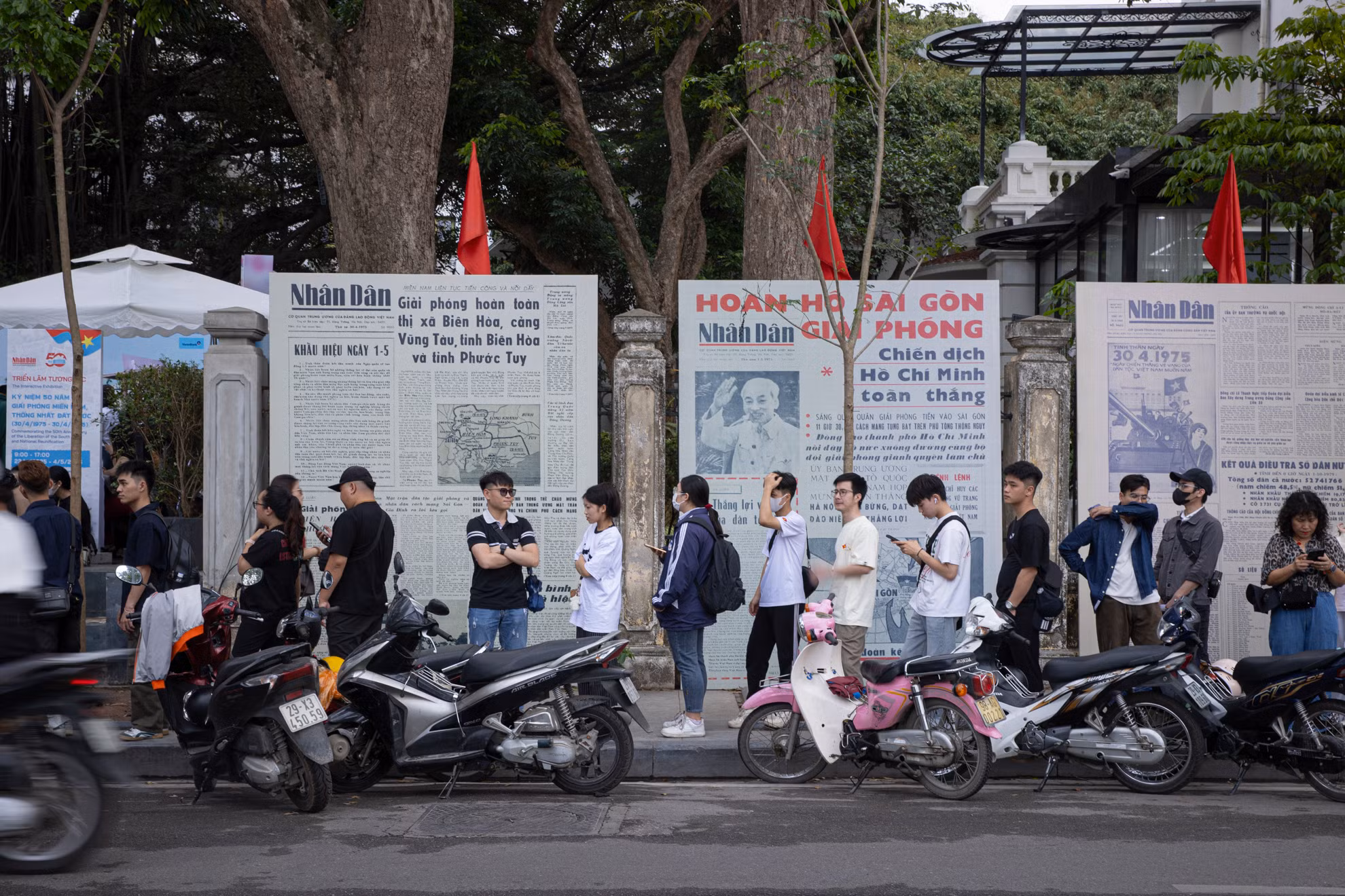 Ngay từ đầu giờ chiều, nhiều bạn trẻ đã xếp hàng dài tại trụ sở Báo Nhân Dân để có cơ hội cầm trên tay phụ san đặc biệt kỷ niệm 50 năm Ngày Giải phóng miền nam, thống nhất đất nước.