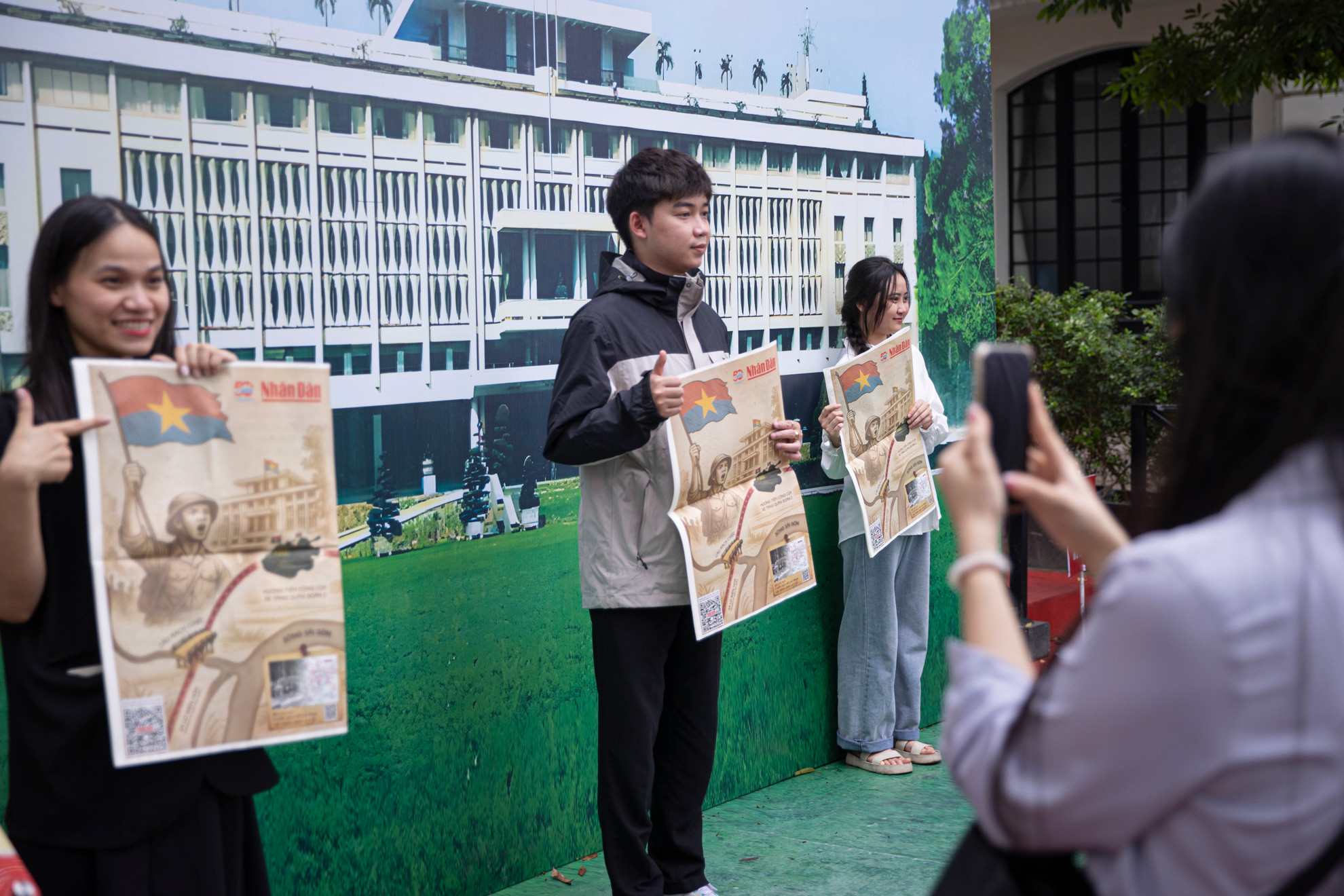 Nhiều bạn trẻ tranh thủ lưu giữ lại kỷ niệm với tờ phụ san trên tay. Nhiều bạn trẻ tranh thủ lưu giữ lại kỷ niệm với tờ phụ san trên tay.