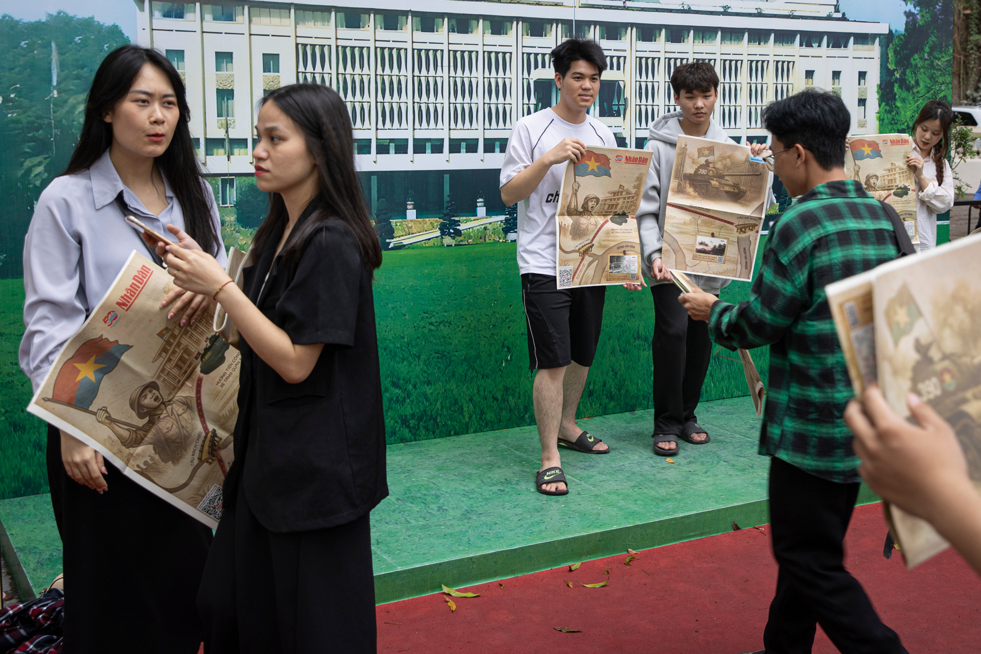 Một số bạn chia sẻ, phải mất nhiều lần quay lại mới được trực tiếp cầm trên tay phụ san đặc biệt kỷ niệm 50 năm Ngày Giải phóng miền nam, thống nhất đất nước. Một số bạn chia sẻ, phải mất nhiều lần quay lại mới được trực tiếp cầm trên tay phụ san đặc biệt kỷ niệm 50 năm Ngày Giải phóng miền nam, thống nhất đất nước.