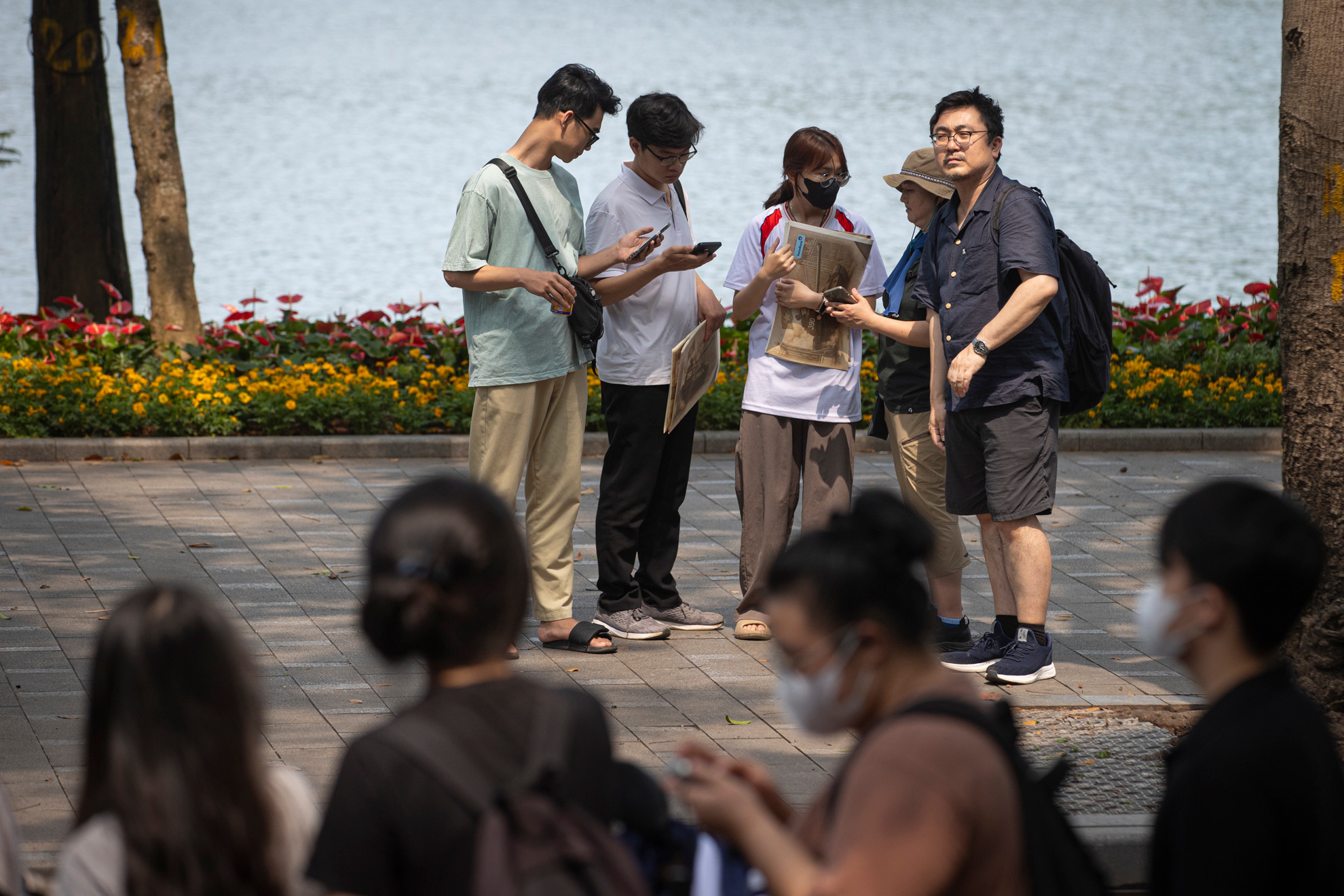 Các bạn sinh viên giải thích cho du khách nước ngoài về sự kiện đặc biệt của Báo Nhân Dân. Các bạn sinh viên giải thích cho du khách nước ngoài về sự kiện đặc biệt của Báo Nhân Dân.