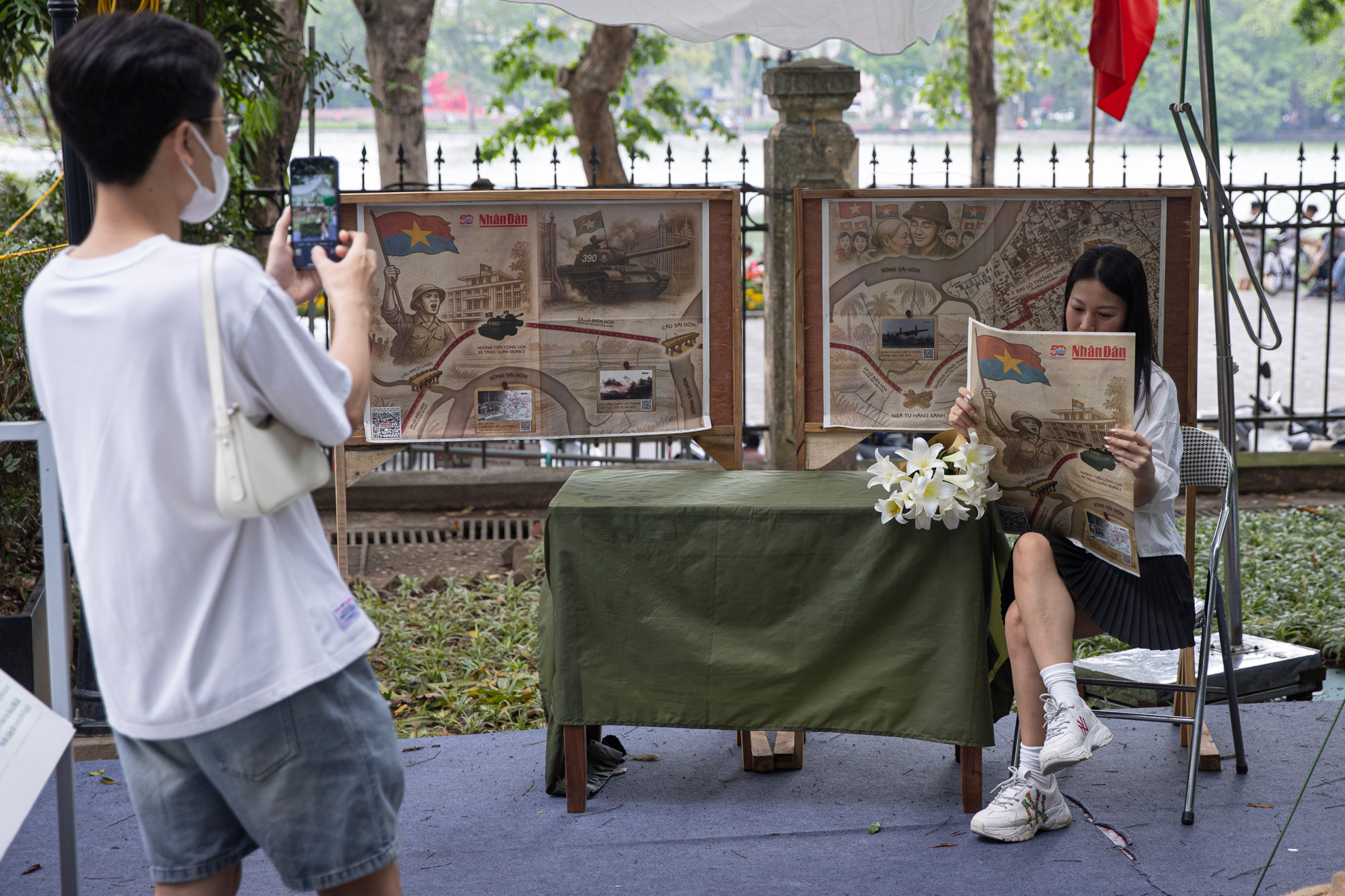 Phụ san đặc biệt kỷ niệm 50 năm Ngày Giải phóng miền nam, thống nhất đất nước “gây sốt” trên mạng xã hội nhờ tích hợp công nghệ AR và 3D mapping. Sự kiện này là minh chứng cho việc lịch sử không chỉ có thể lưu giữ qua sách vở và hiện vật, mà còn có thể “sống dậy” mạnh mẽ, cuốn hút qua công nghệ và cách kể chuyện sáng tạo. Phụ san đặc biệt kỷ niệm 50 năm Ngày Giải phóng miền nam, thống nhất đất nước “gây sốt” trên mạng xã hội nhờ tích hợp công nghệ AR và 3D mapping. Sự kiện này là minh chứng cho việc lịch sử không chỉ có thể lưu giữ qua sách vở và hiện vật, mà còn có thể “sống dậy” mạnh mẽ, cuốn hút qua công nghệ và cách kể chuyện sáng tạo.