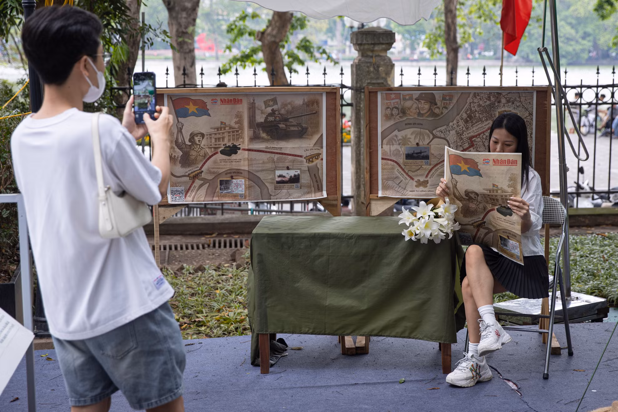 Phụ san đặc biệt kỷ niệm 50 năm Ngày Giải phóng miền nam, thống nhất đất nước “gây sốt” trên mạng xã hội nhờ tích hợp công nghệ AR và 3D mapping. Sự kiện này là minh chứng cho việc lịch sử không chỉ có thể lưu giữ qua sách vở và hiện vật, mà còn có thể “sống dậy” mạnh mẽ, cuốn hút qua công nghệ và cách kể chuyện sáng tạo.