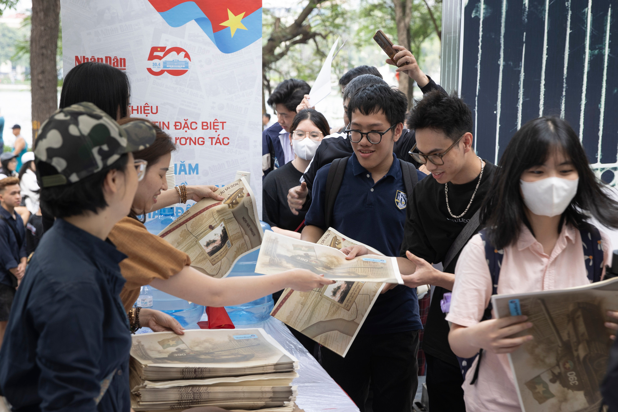 Niềm vui của những người đầu tiên được nhận phụ san phụ san đặc biệt kỷ niệm 50 năm Ngày Giải phóng miền nam, thống nhất đất nước trong chiều 28/4. Niềm vui của những người đầu tiên được nhận phụ san phụ san đặc biệt kỷ niệm 50 năm Ngày Giải phóng miền nam, thống nhất đất nước trong chiều 28/4.