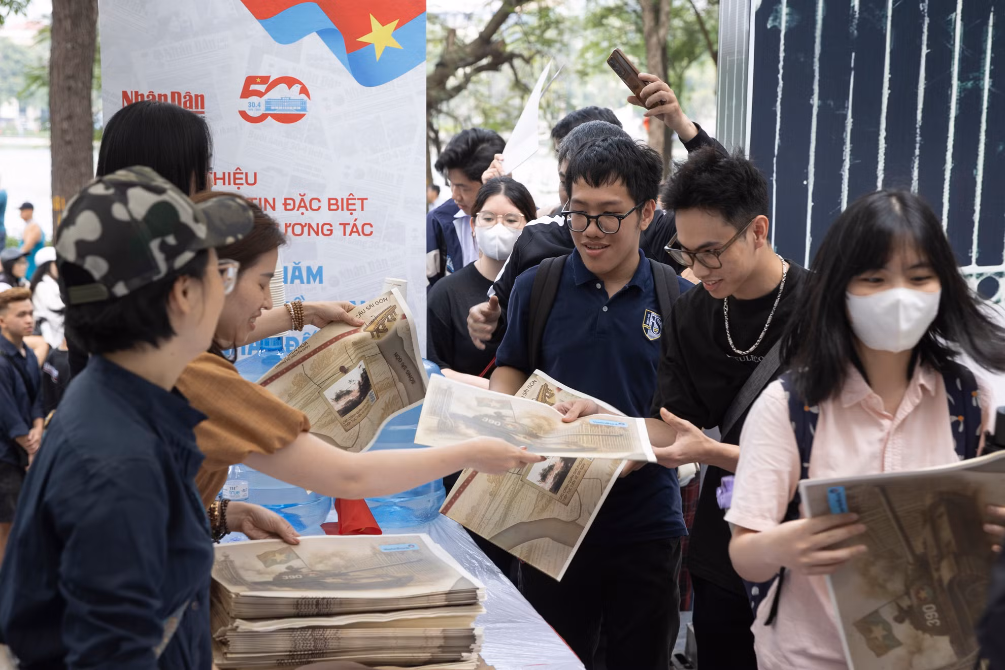 Niềm vui của những người đầu tiên được nhận phụ san phụ san đặc biệt kỷ niệm 50 năm Ngày Giải phóng miền nam, thống nhất đất nước trong chiều 28/4.