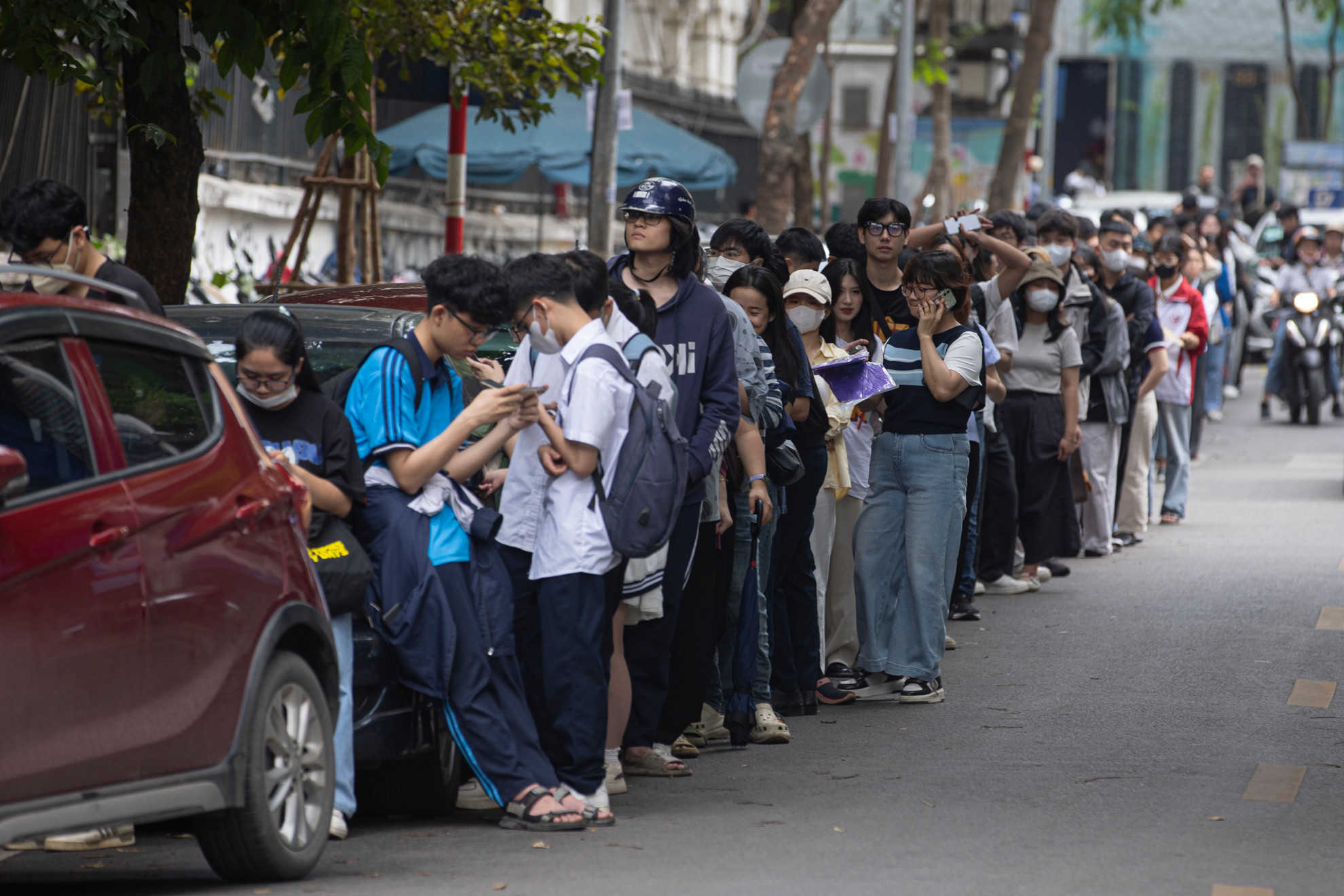 Hàng người kéo dài dọc phố Bảo Khánh (Hoàn Kiếm, Hà Nội). Hàng người kéo dài dọc phố Bảo Khánh (Hoàn Kiếm, Hà Nội).