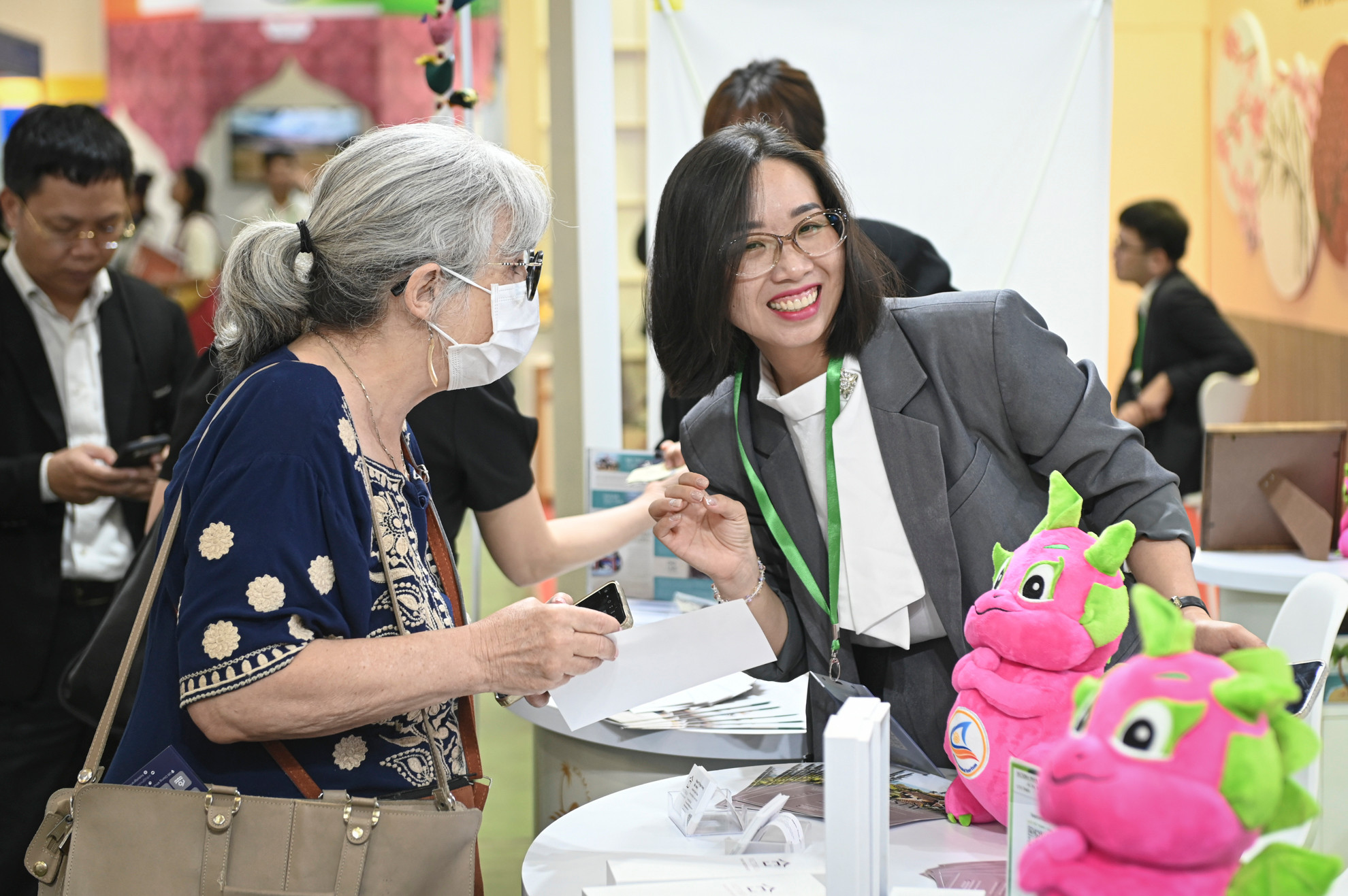 Hội chợ Du lịch Quốc tế VITM Hà Nội 2025 quy tụ hàng trăm doanh nghiệp lữ hành trong và ngoài nước, là cơ hội giới thiệu tới khách hàng bộ sản phẩm du lịch đặc sắc, chương trình khuyến mại hấp dẫn cùng nhiều hoạt động tương tác, kết nối quốc tế thú vị. Hội chợ Du lịch Quốc tế VITM Hà Nội 2025 quy tụ hàng trăm doanh nghiệp lữ hành trong và ngoài nước, là cơ hội giới thiệu tới khách hàng bộ sản phẩm du lịch đặc sắc, chương trình khuyến mại hấp dẫn cùng nhiều hoạt động tương tác, kết nối quốc tế thú vị.