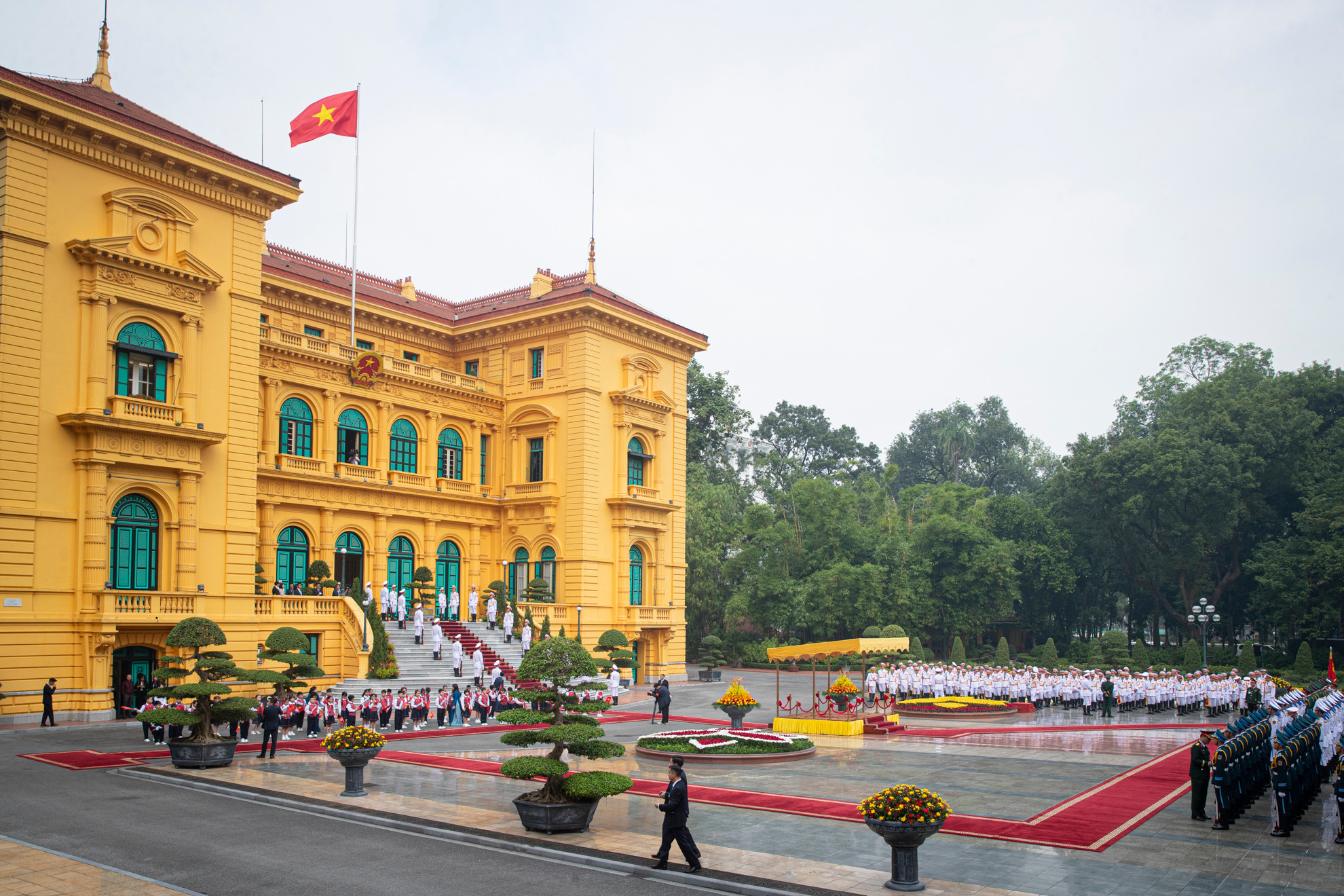 Quang cảnh Lễ đón chính thức Tổng thống Bulgaria Rumen Radev và Phu nhân tại Phủ Chủ tịch.