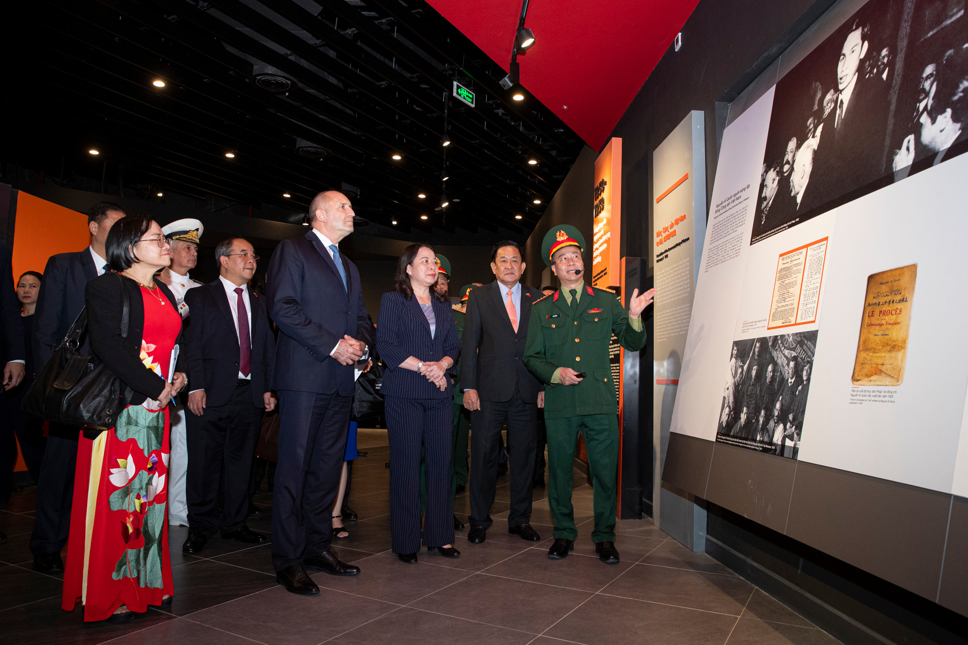 Phó Chủ tịch nước Võ Thị Ánh Xuân cùng Tổng thống Bulgaria Rumen Radev tham quan Bảo tàng Lịch sử Quân sự Việt Nam. Phó Chủ tịch nước Võ Thị Ánh Xuân cùng Tổng thống Bulgaria Rumen Radev tham quan Bảo tàng Lịch sử Quân sự Việt Nam.