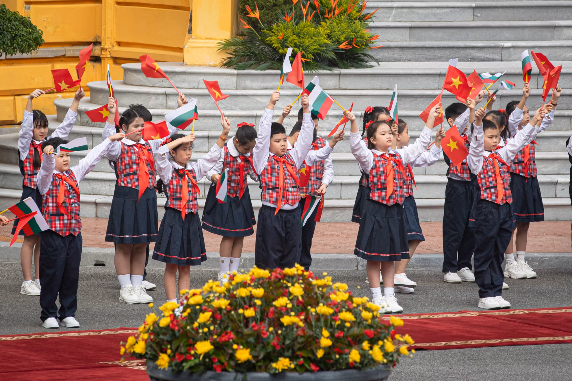 Thiếu nhi Thủ đô chào đón Tổng thống Bulgaria Rumen Radev.